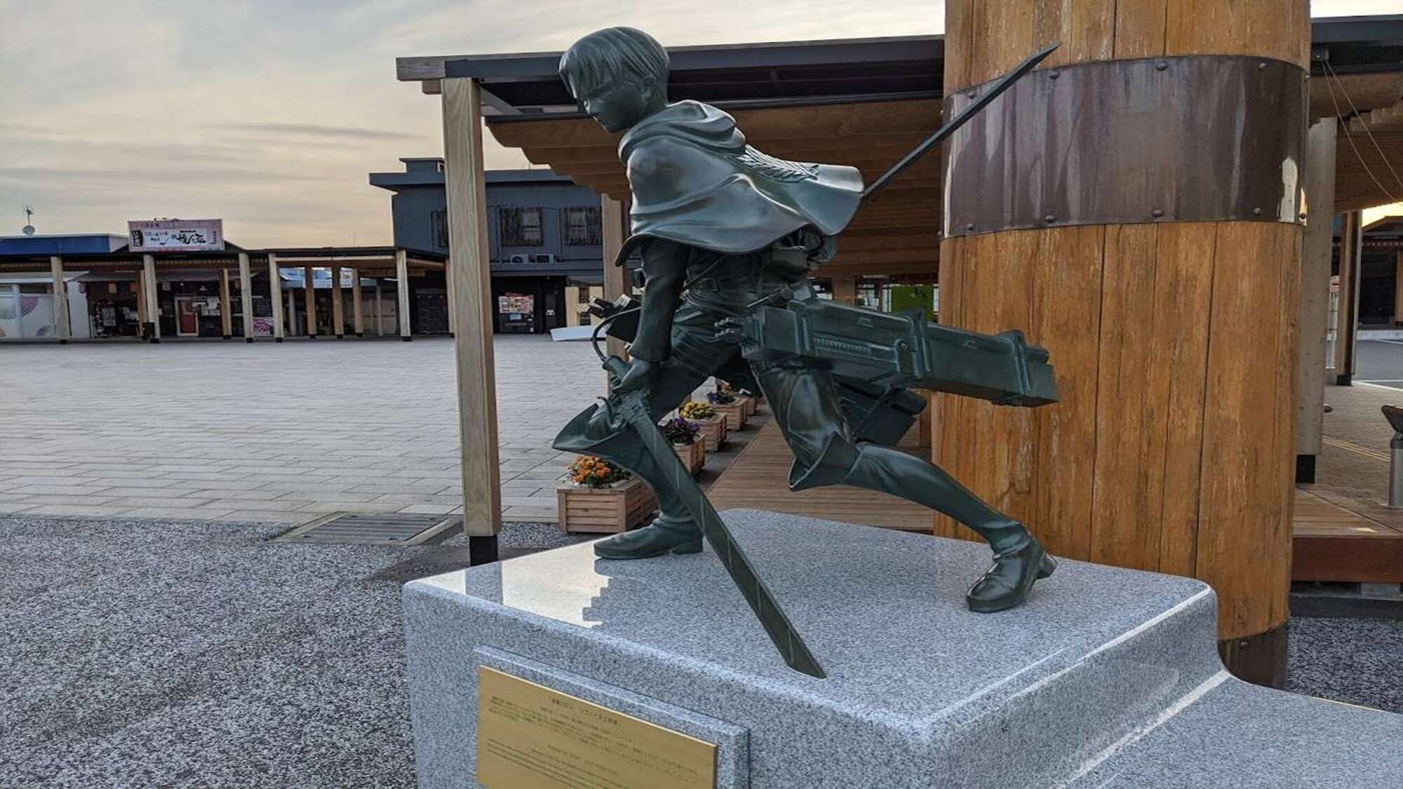 「進撃の巨人」リヴァイ兵長像が作者故郷の日田に設置された(JR日田駅) 2021年3月6日
