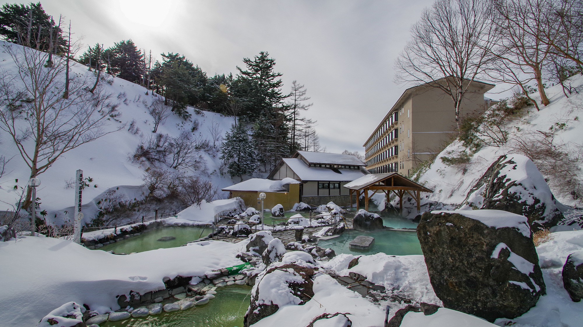 【石庭露天風呂】雪の日でもあったかい温泉で身体の芯まで温まります