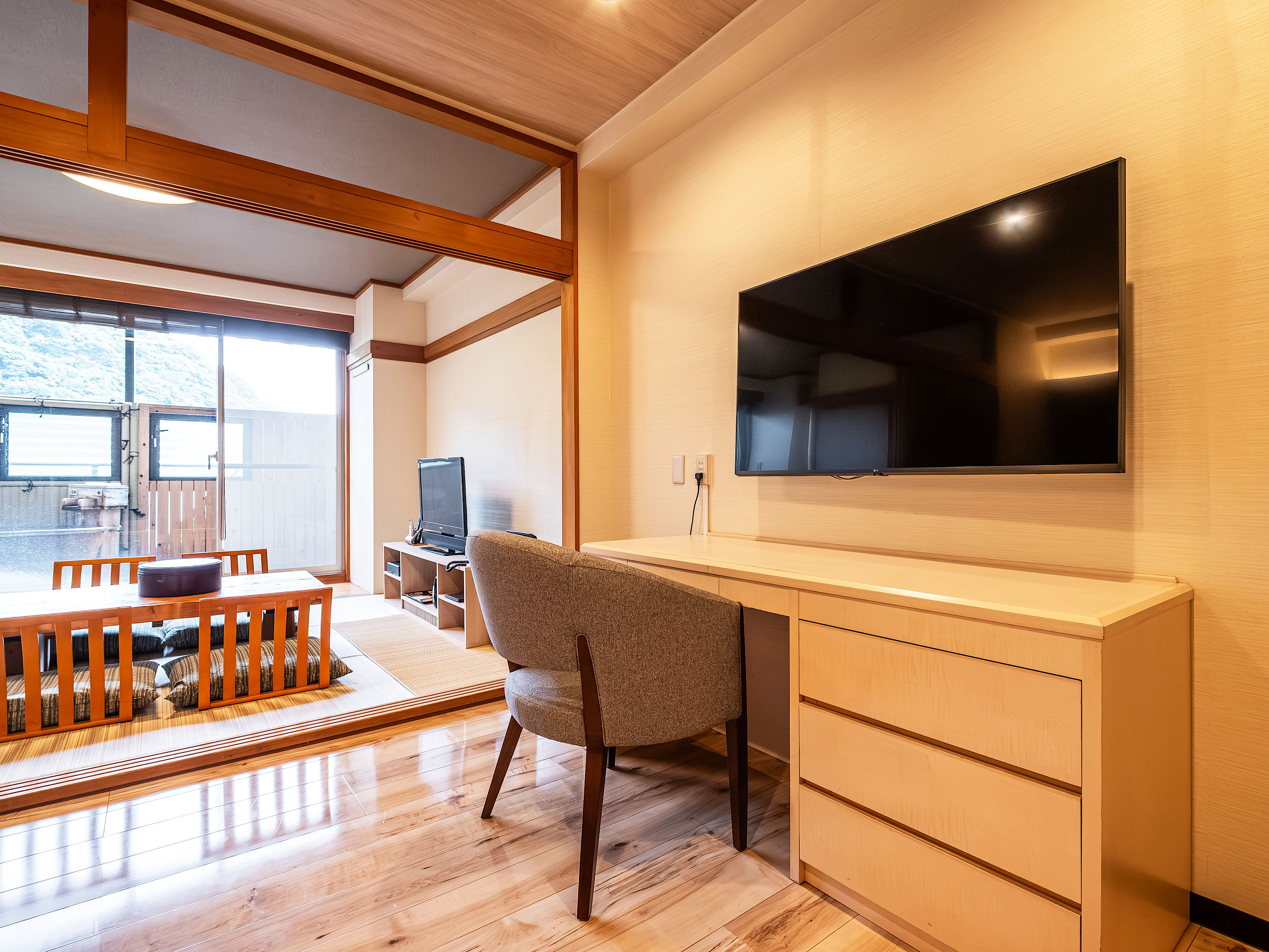 【洋モダン和洋室】40平米＋テラス6平米　信楽焼露天風呂