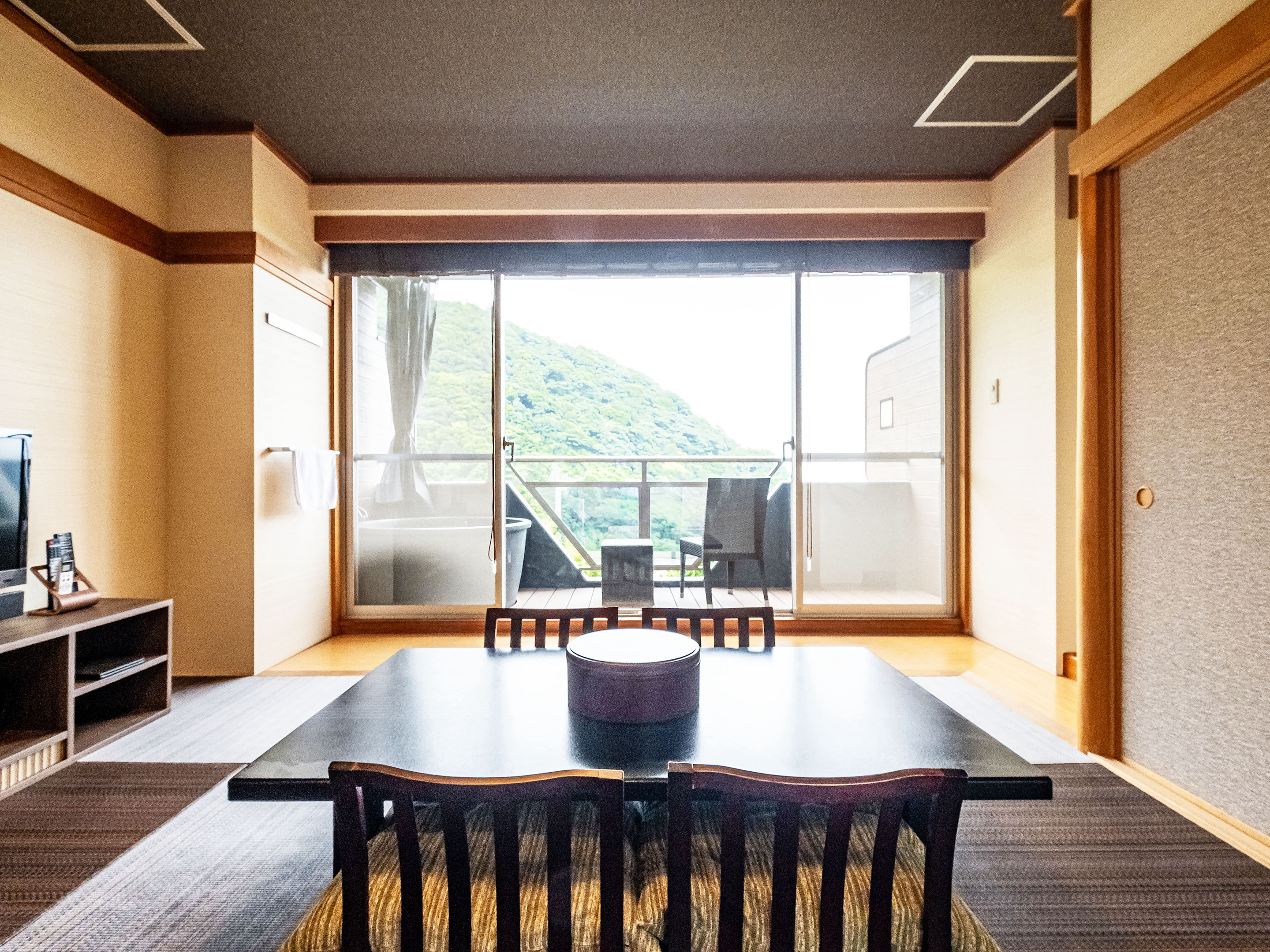 【和モダン和洋室】40平米＋テラス6平米　信楽焼露天風呂