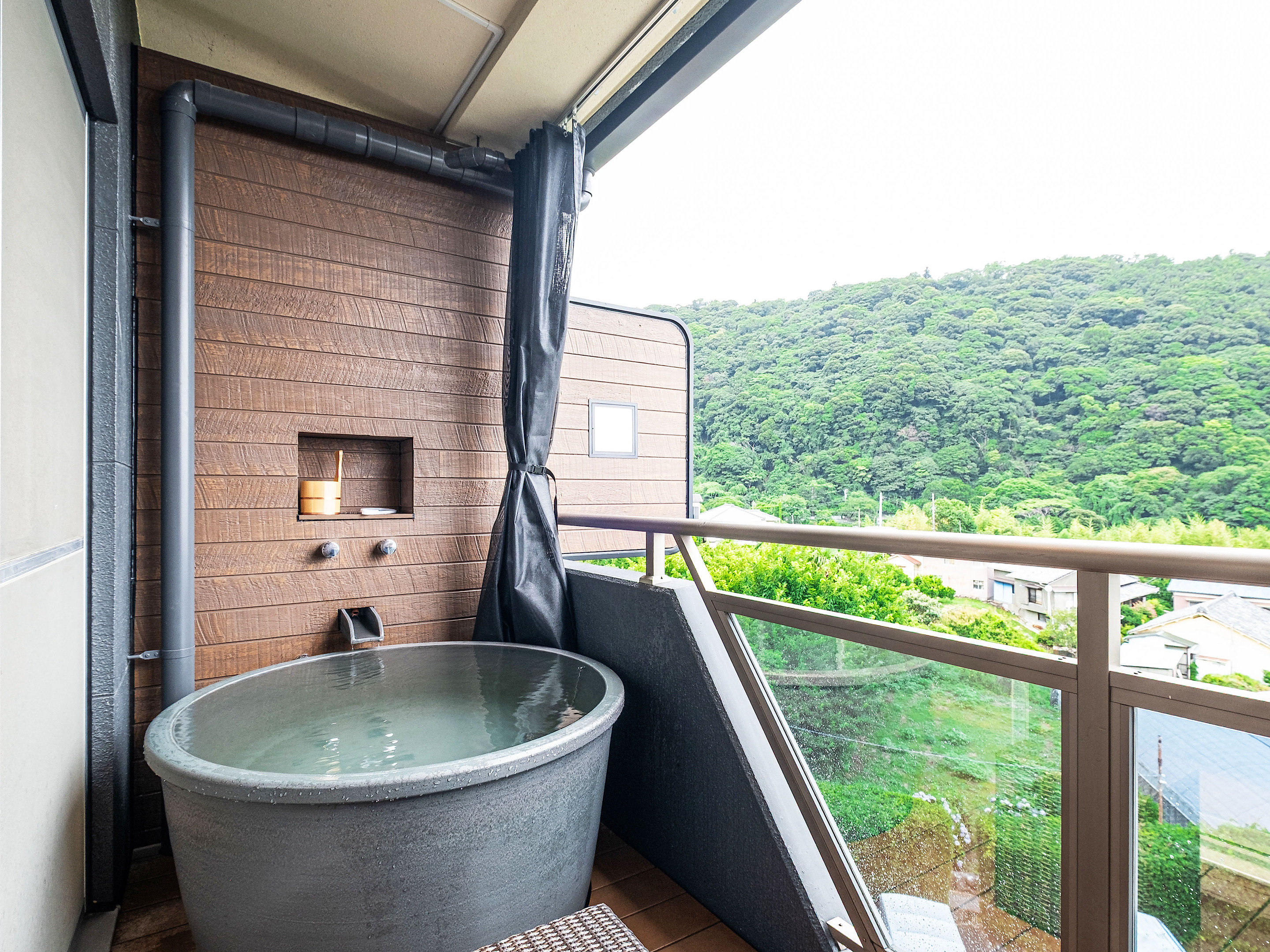 【和モダン和洋室】40平米＋テラス6平米　信楽焼露天風呂