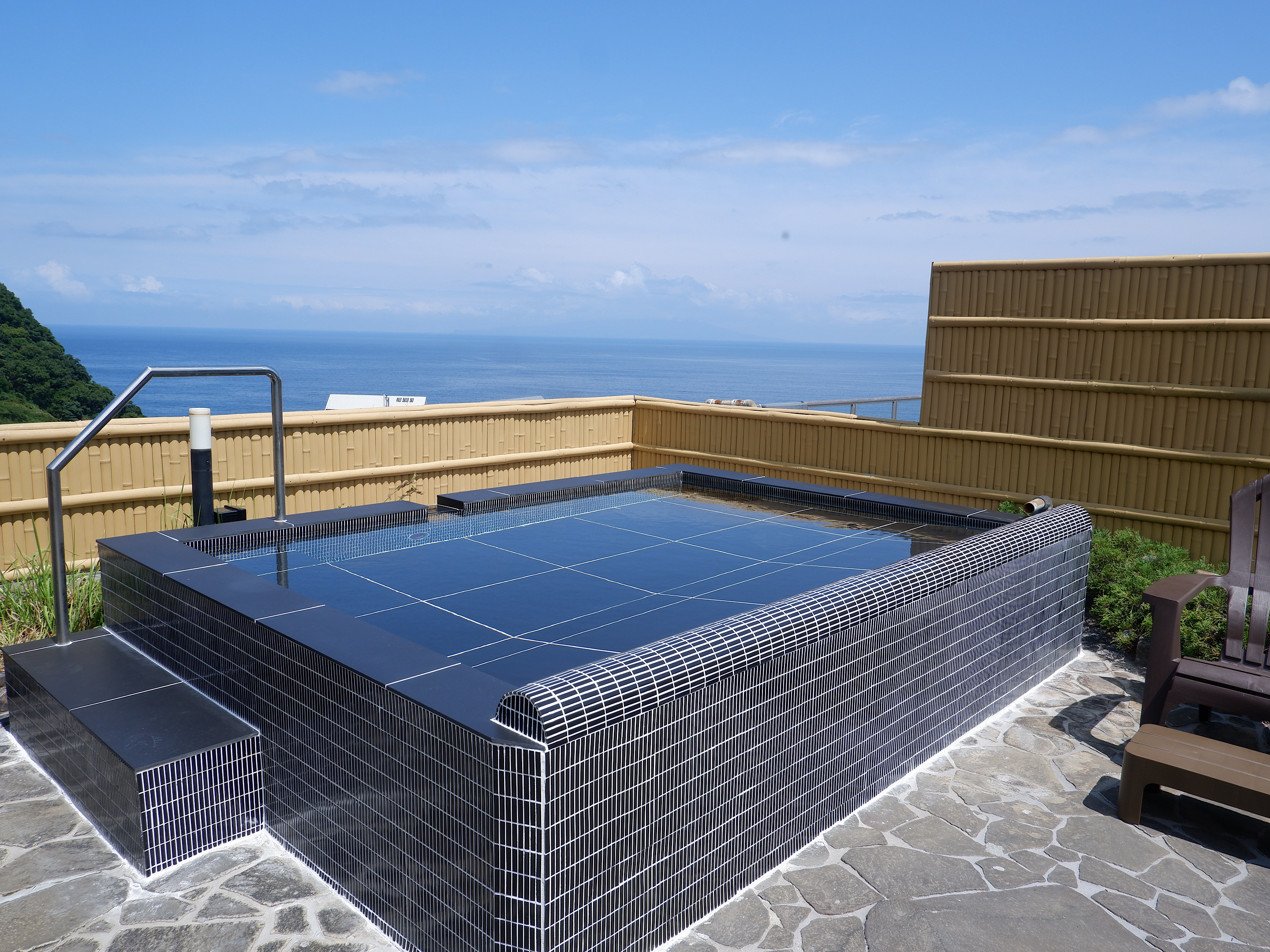 ［展望露天風呂］当館自慢の展望露天風呂からの景色は絶景。