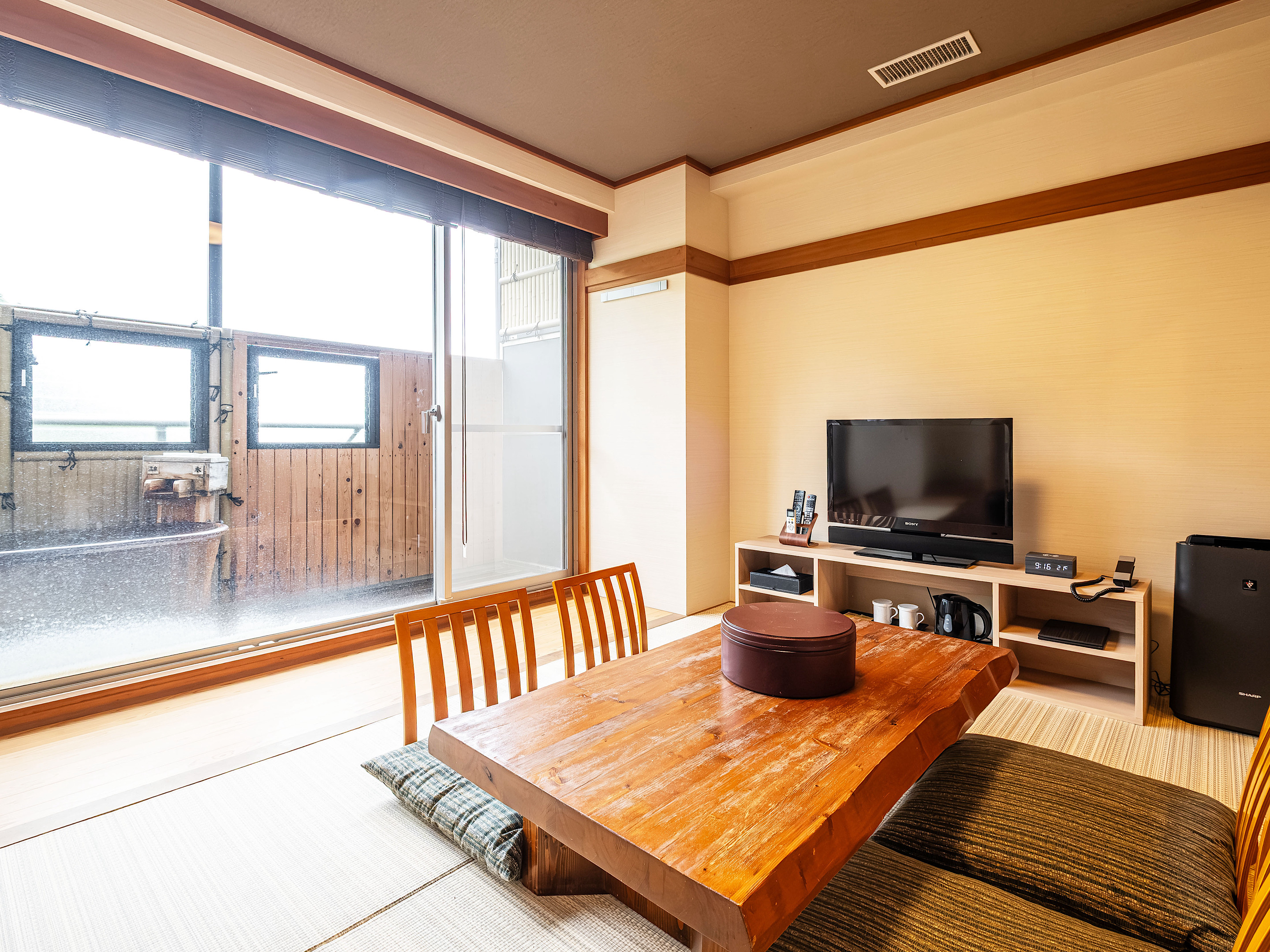 【洋モダン和洋室】40平米＋テラス6平米　信楽焼露天風呂