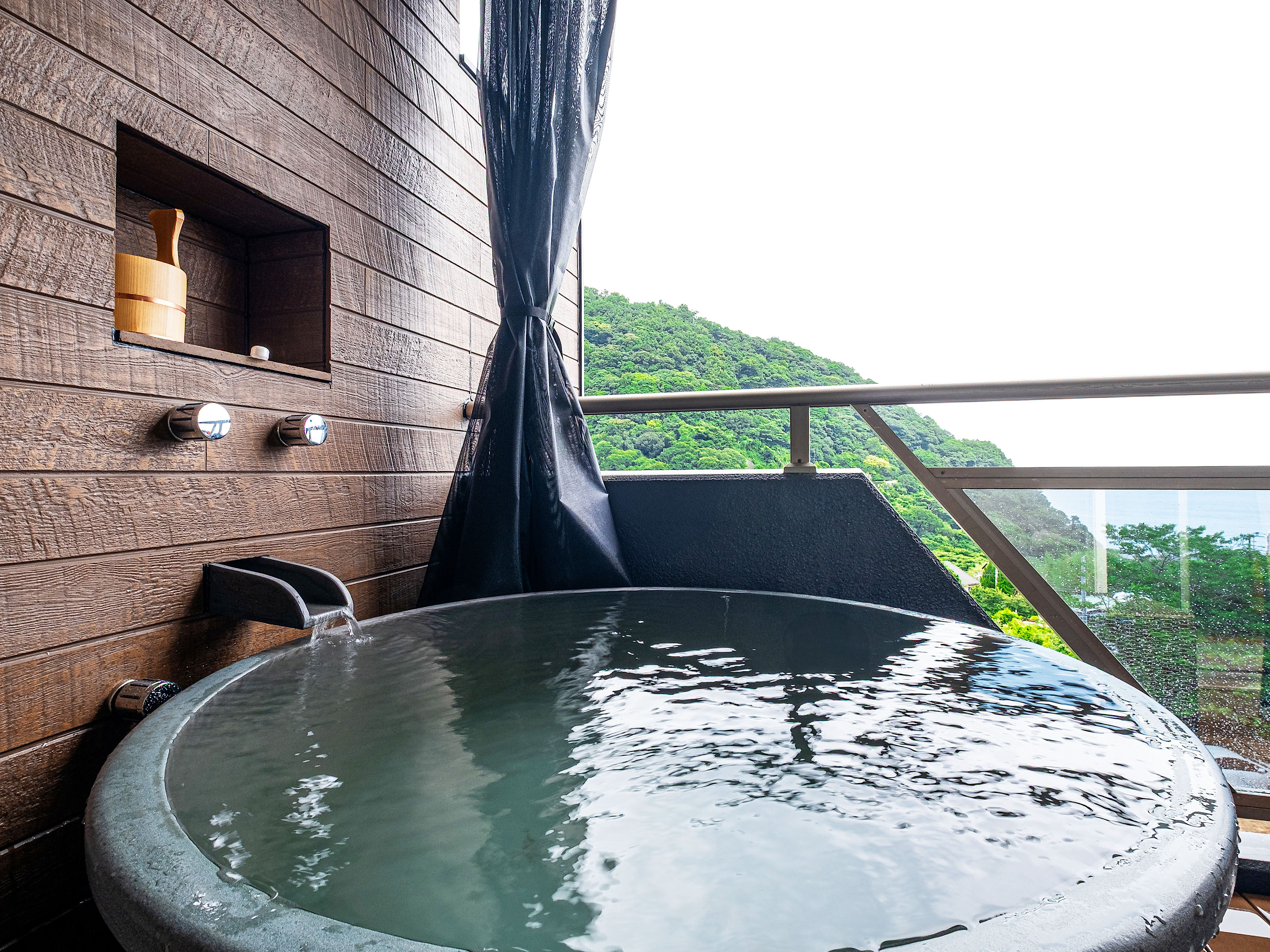 【和モダン和洋室】40平米＋テラス6平米　信楽焼露天風呂