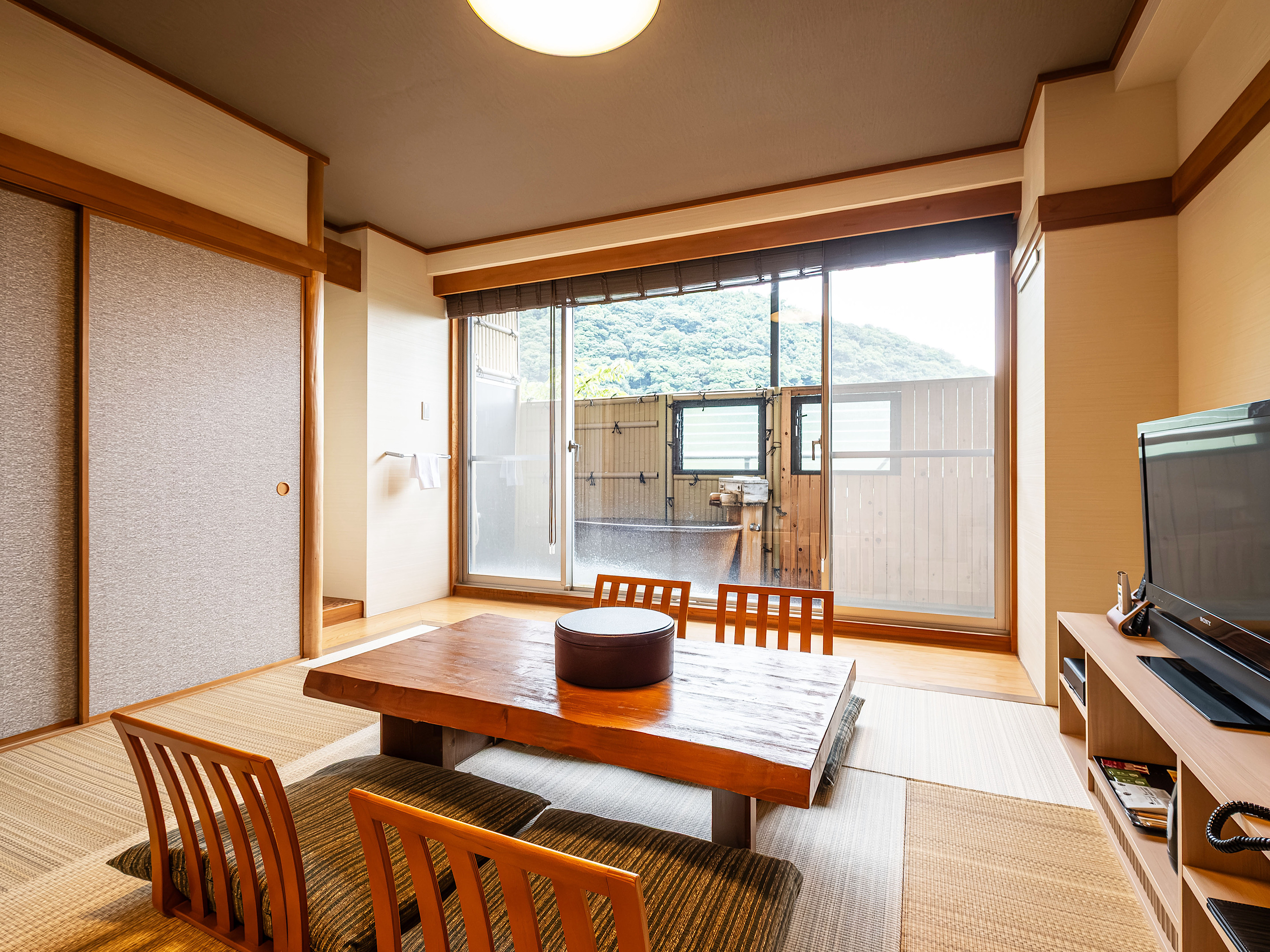 【洋モダン和洋室】40平米＋テラス6平米　信楽焼露天風呂