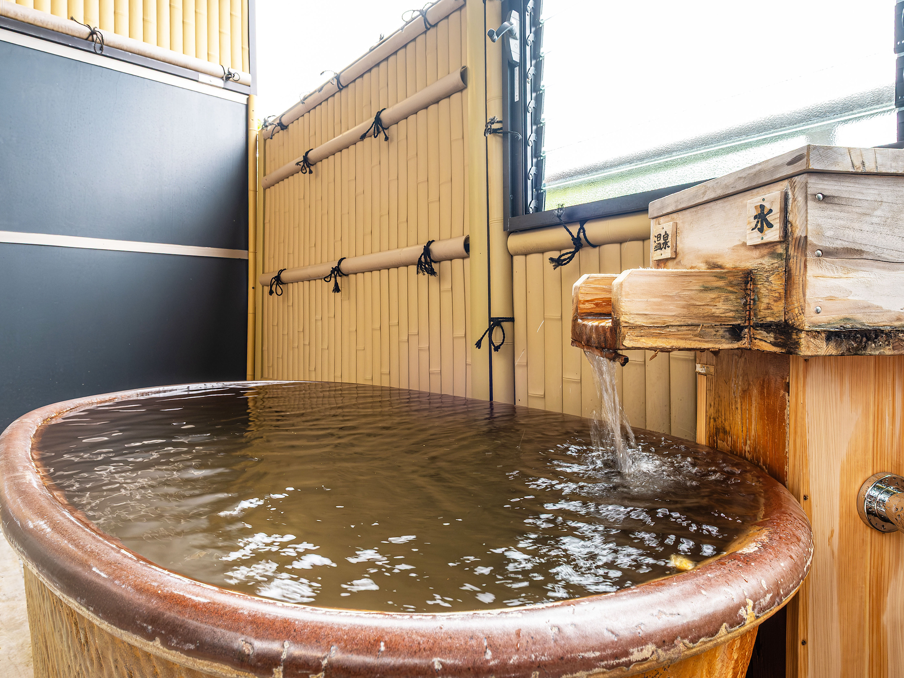 【洋モダン和洋室】40平米＋テラス6平米　信楽焼露天風呂