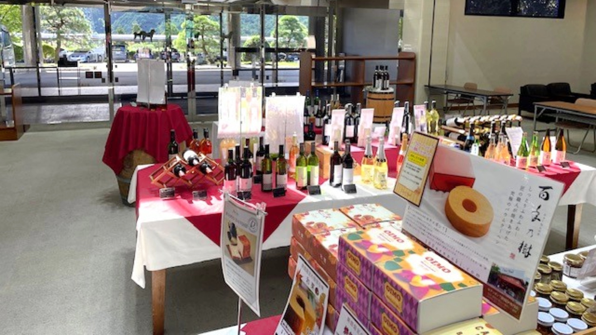 *売店/地元の銘菓やこだわりの逸品が並ぶ売店コーナーをご用意。