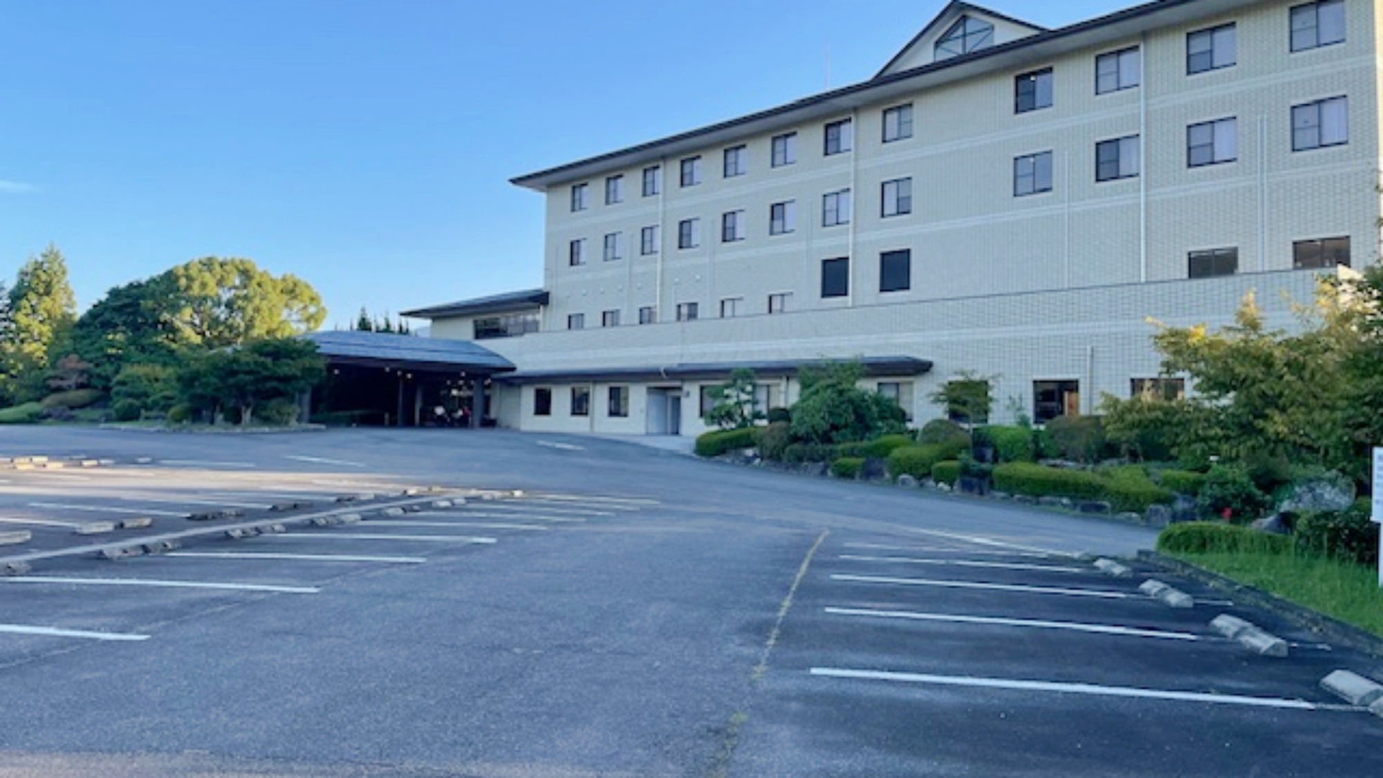 *駐車場/広々とした駐車スペースを完備。