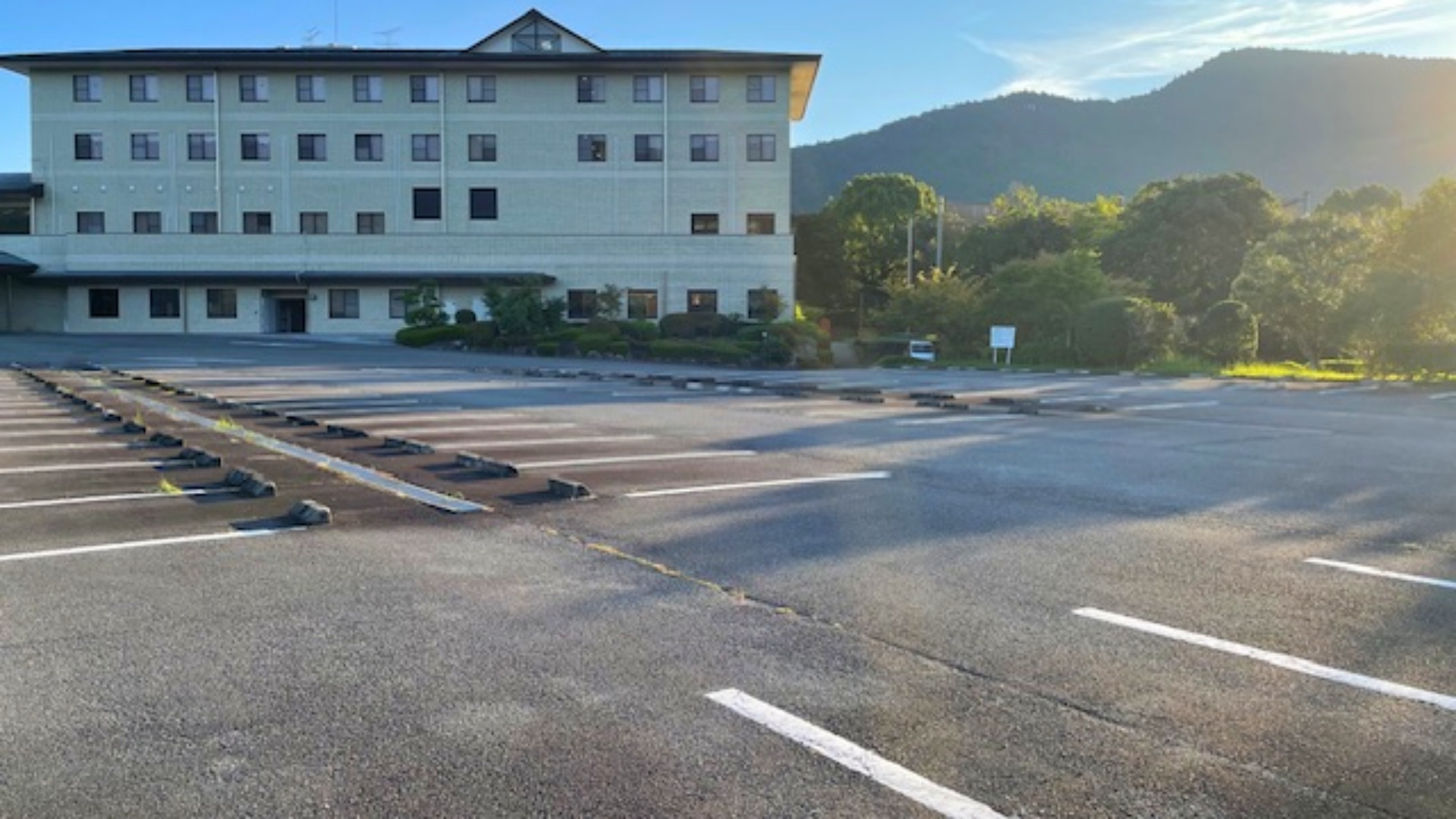 *駐車場/広々とした駐車スペースを完備。