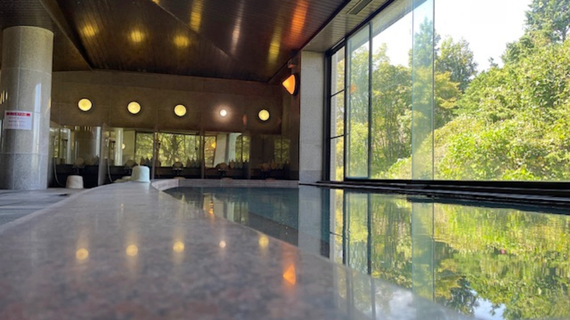 *男風呂/南アルプスを望むことができ、その雄大な景色を見ながらゆったりとくつろいでいただけます。