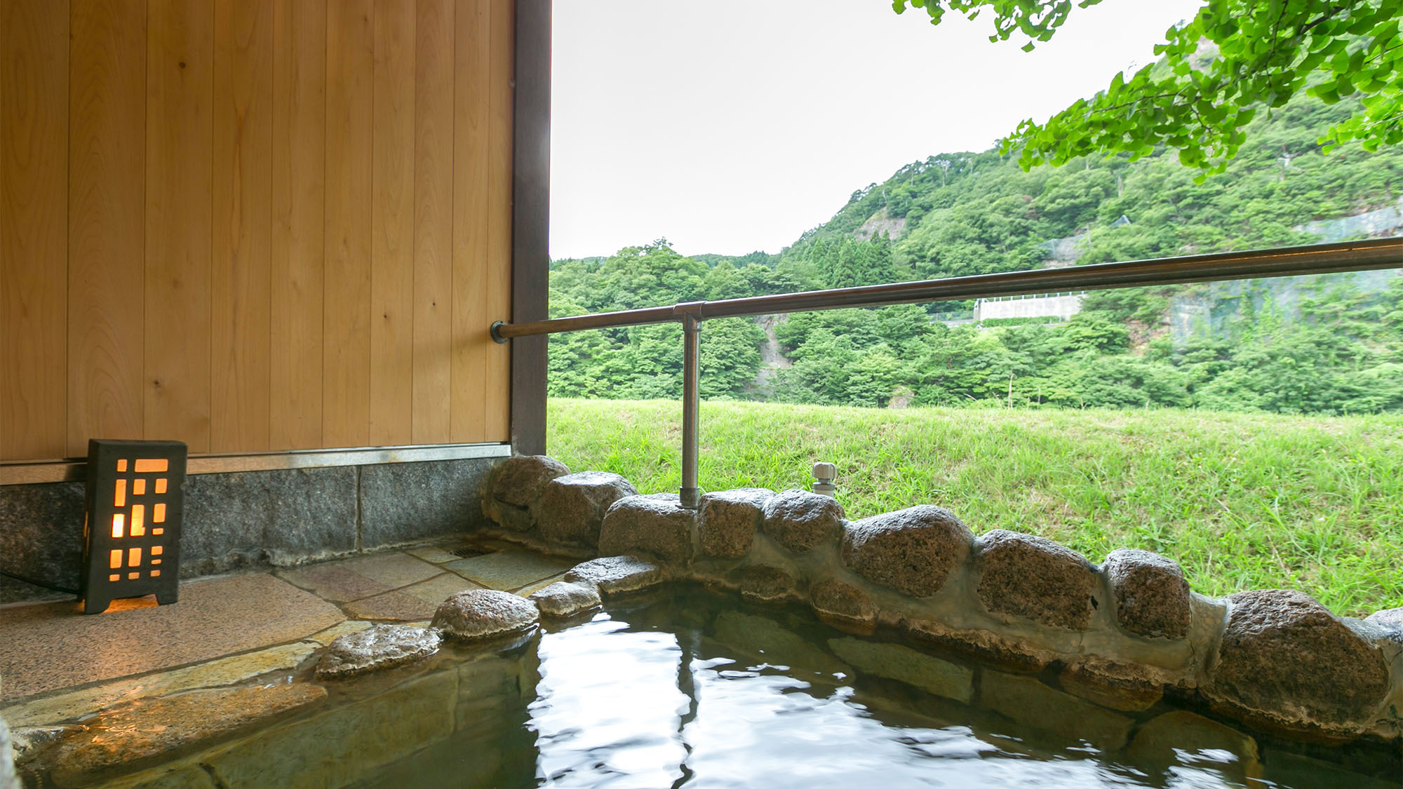 ・松の荘：塀と屋根がついた１人専用の露天風呂を完備