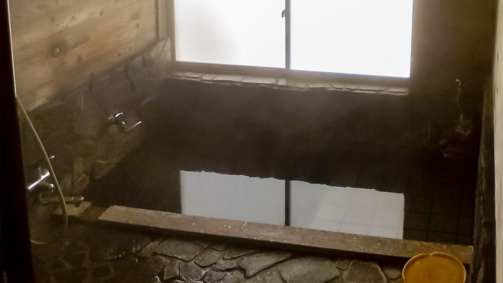 ・竹の荘：源泉かけ流しの温泉が楽しめる石タイル調の内風呂