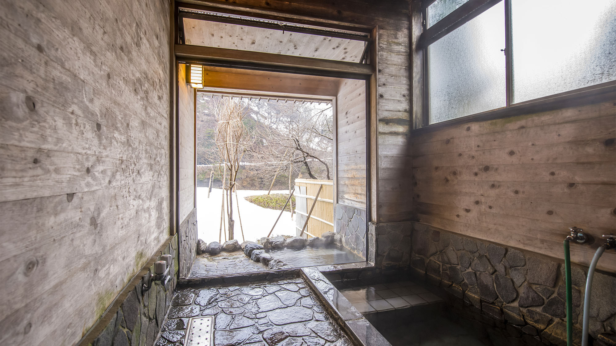 ・桜の荘：冬は風情ある雪見露天風呂をお楽しみください