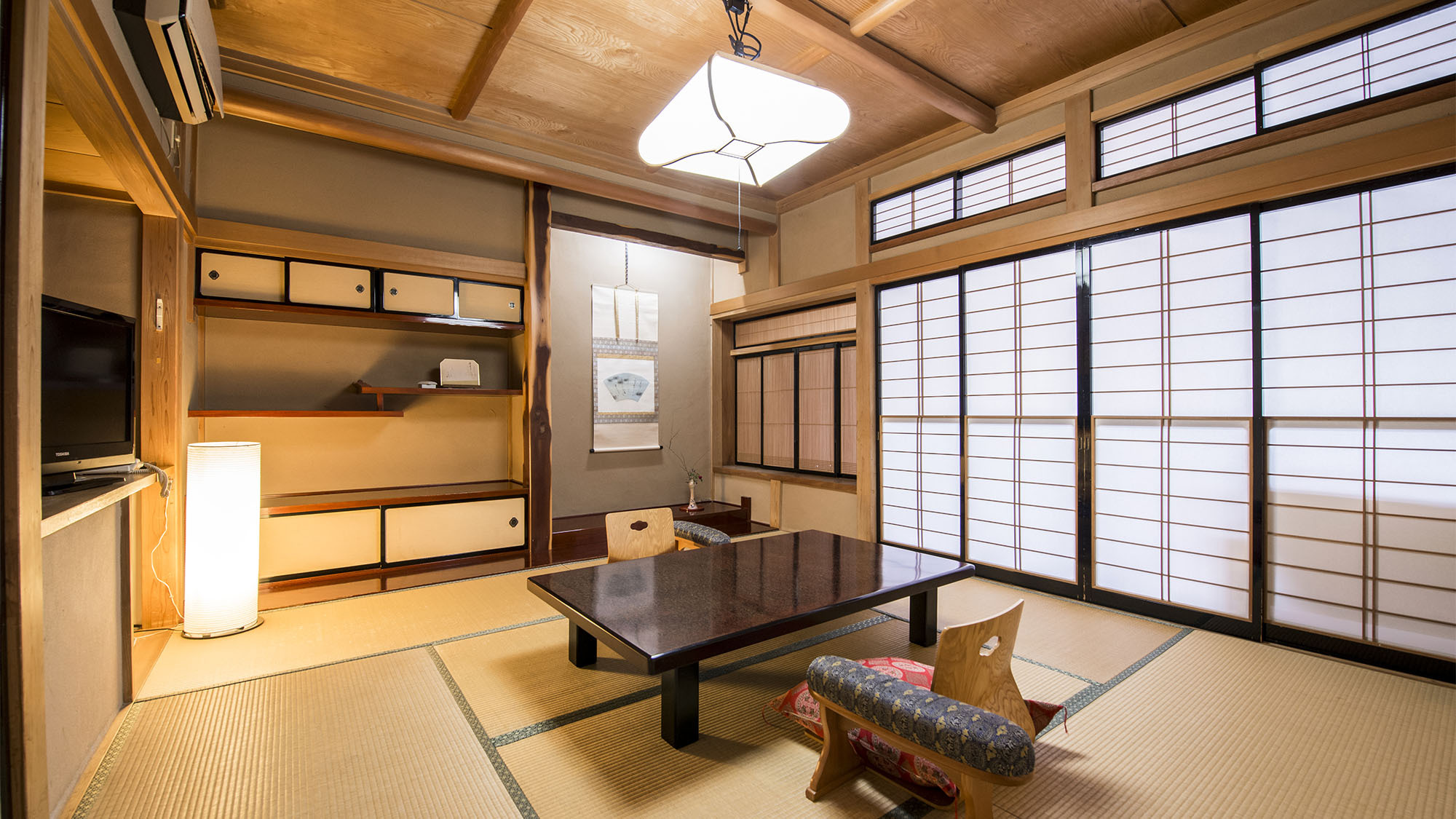 ・桜の荘：和室10畳＋和室8畳でゆったりとご利用いただけます