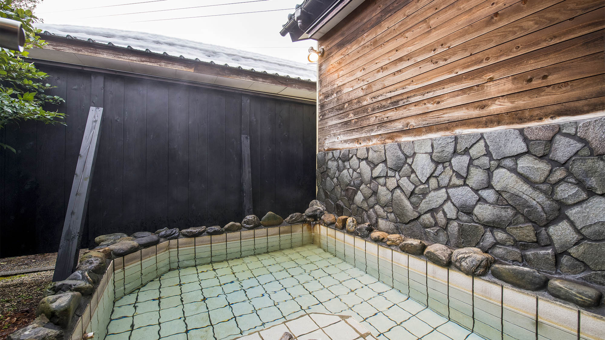 ・椿の荘：3名～4名でもゆったり入れる大きな露天風呂