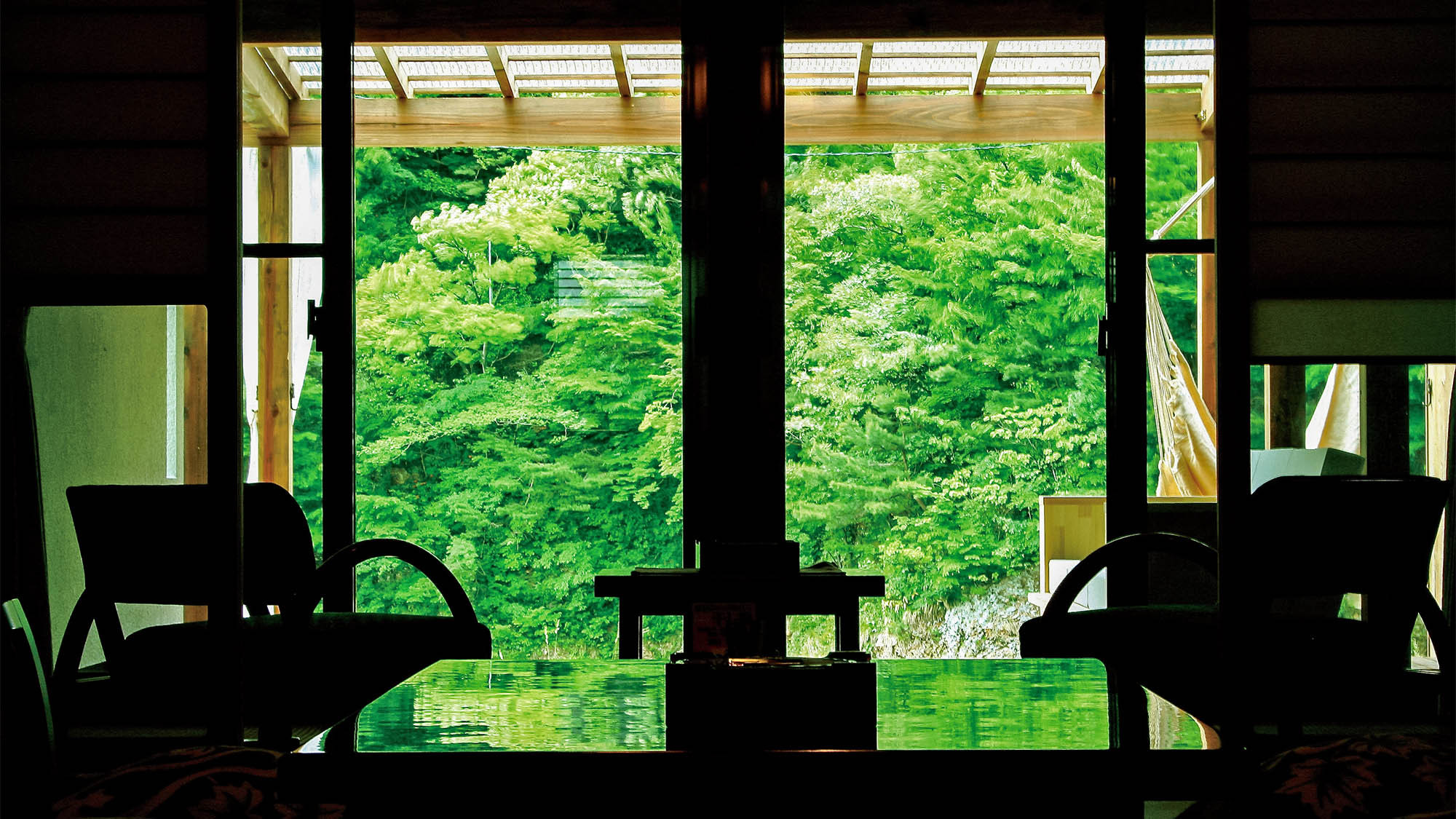 ・楓の荘：窓の向こうには鷹の巣の美しい風景が広がります