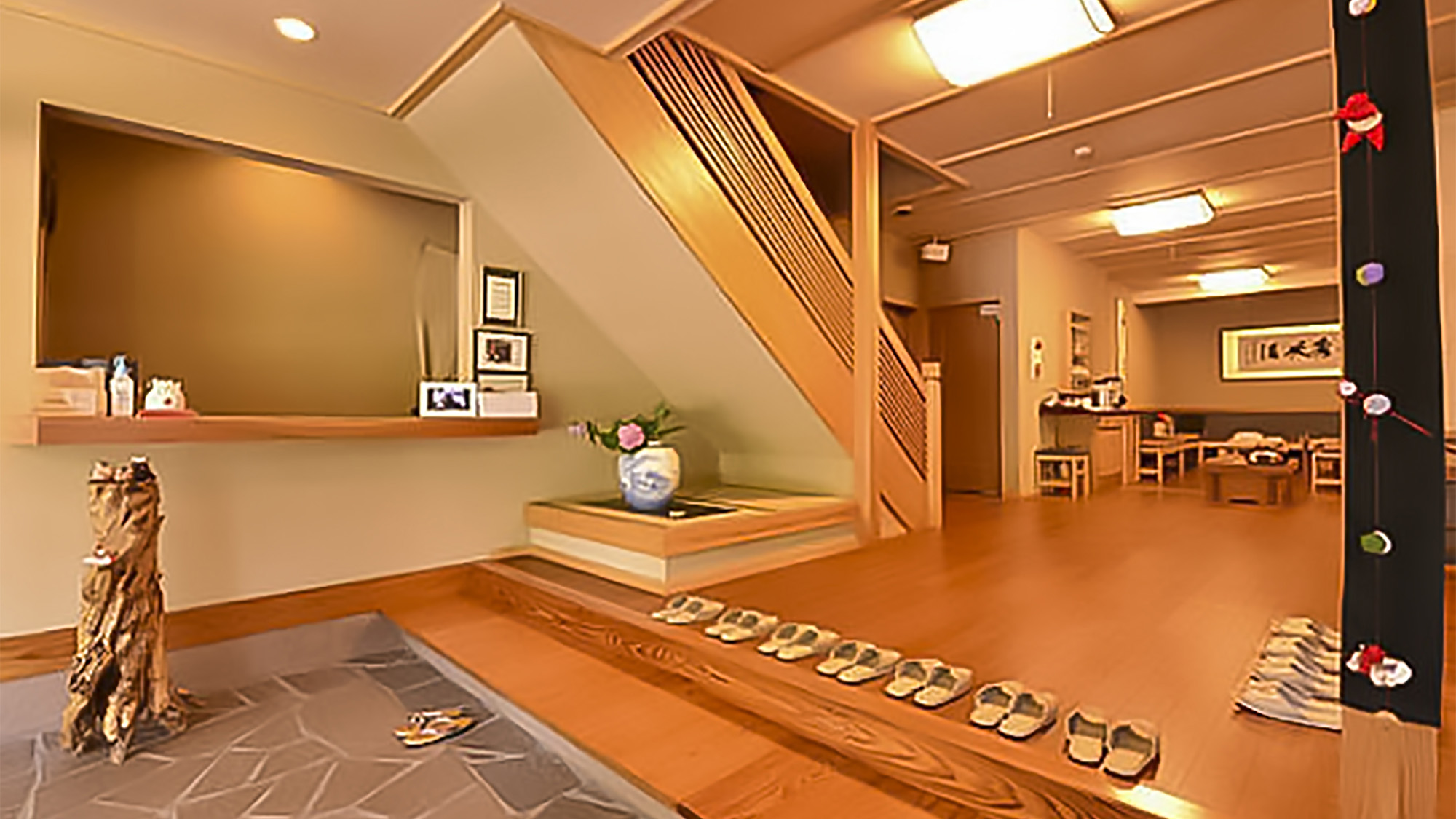 ・玄関でスリッパに履き替えてお上がりください