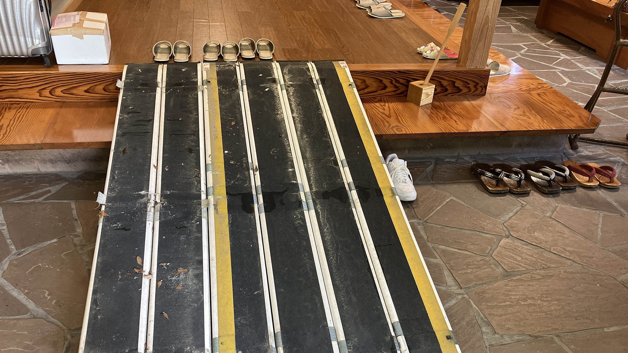 ・【バリアフリー】車椅子に乗ったまま快適に入館いただけるスロープをご用意しています。