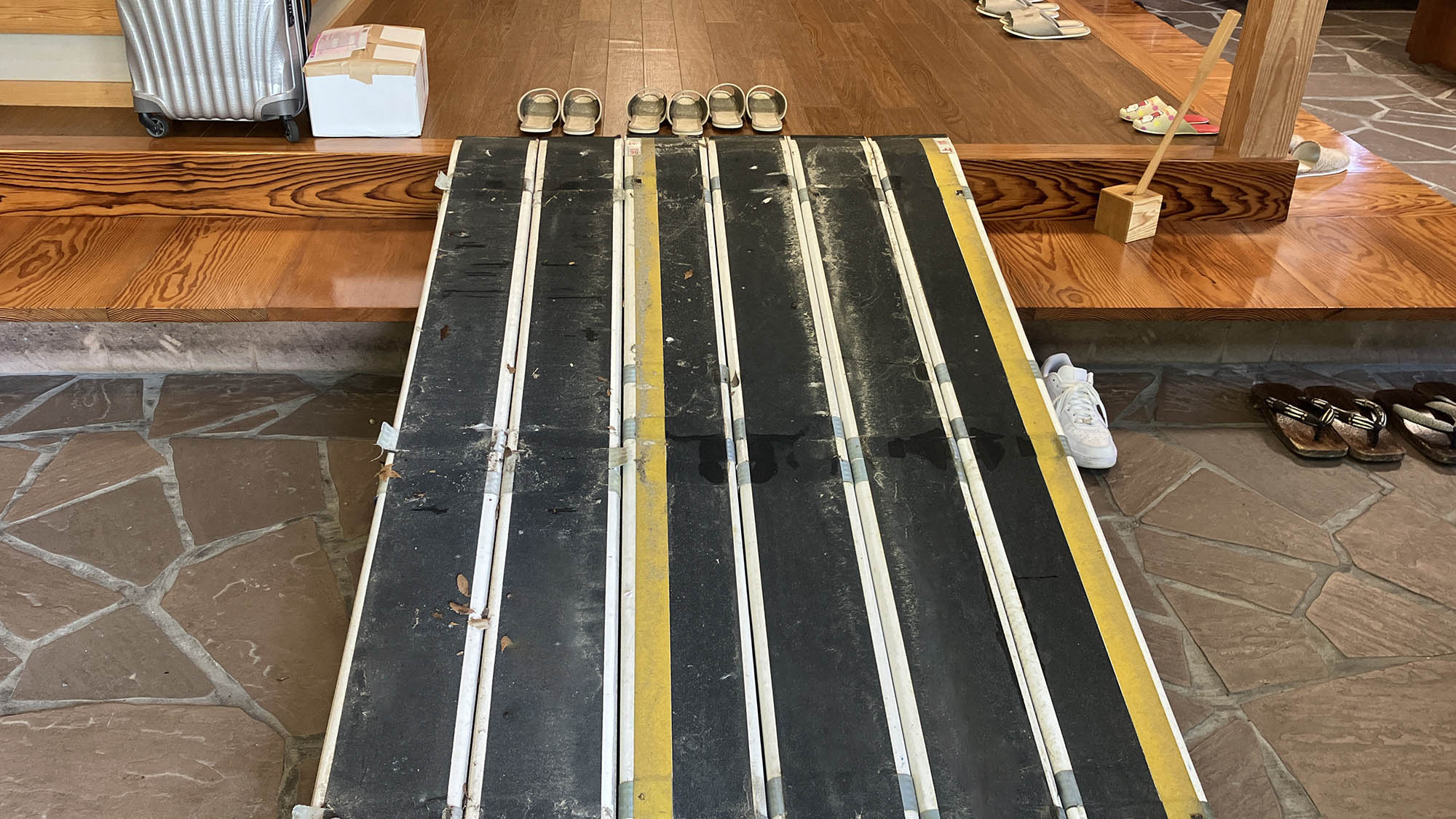 ・【バリアフリー】段差を上り下りせず移動していただけるスロープをご用意。