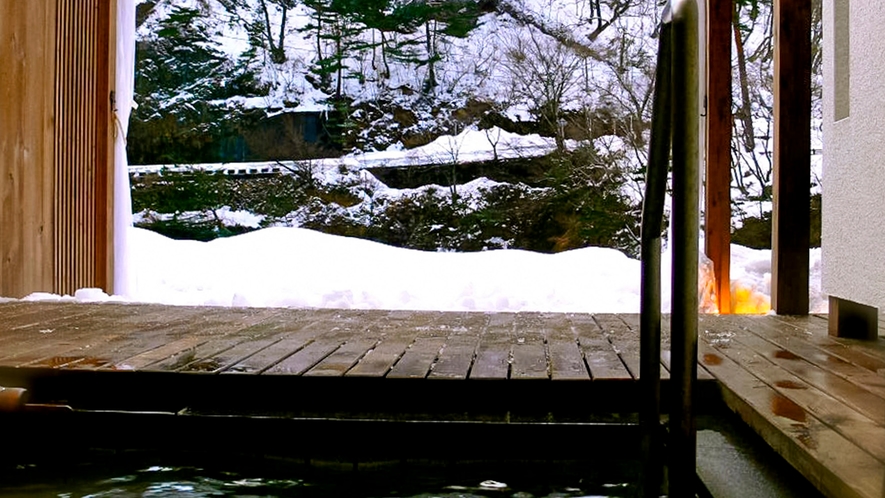 ・紅の荘：冬は水墨画の景色のような雪見露天風呂をお楽しみください