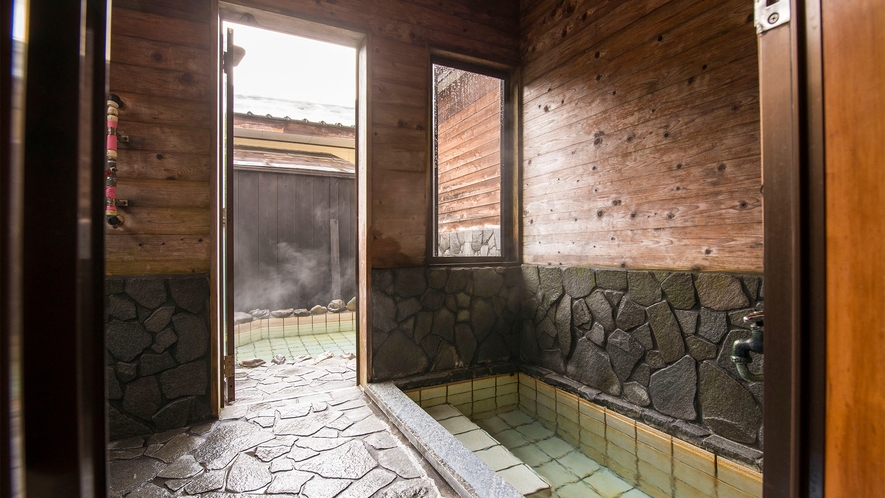 ・椿の荘：客室には内風呂と露天風呂を完備。もちろん天然温泉です