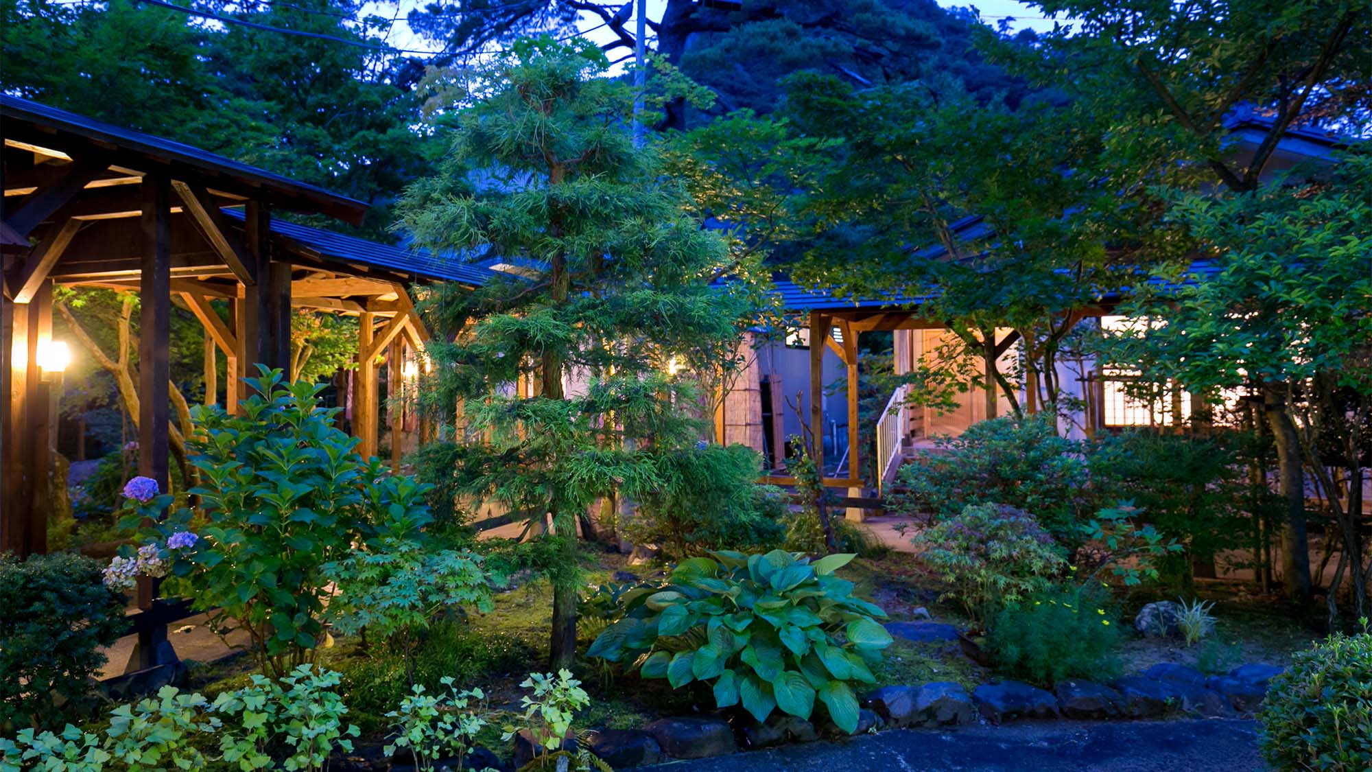 ・手入れの行き届いた庭園。季節の花々が彩りを添えます