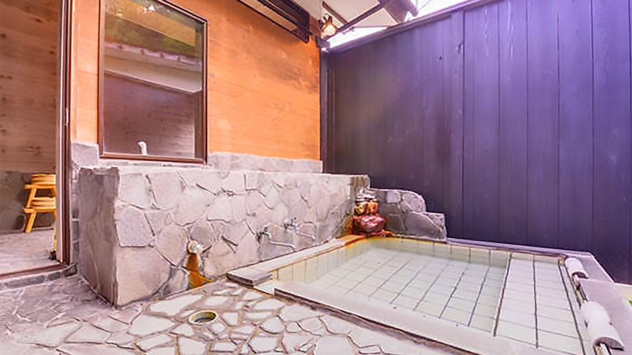 ・柊の荘：3名～4名でもゆったり入れる大きな露天風呂