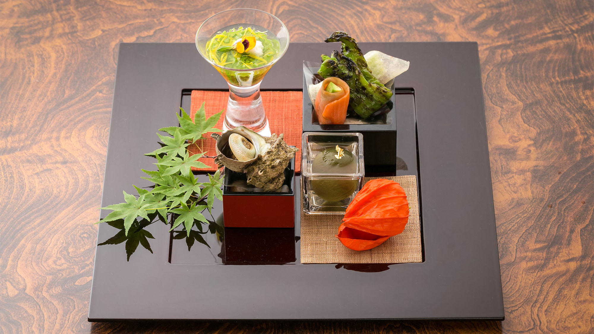 ・八寸一例：季節を感じながら目と舌でお楽しみいただけます