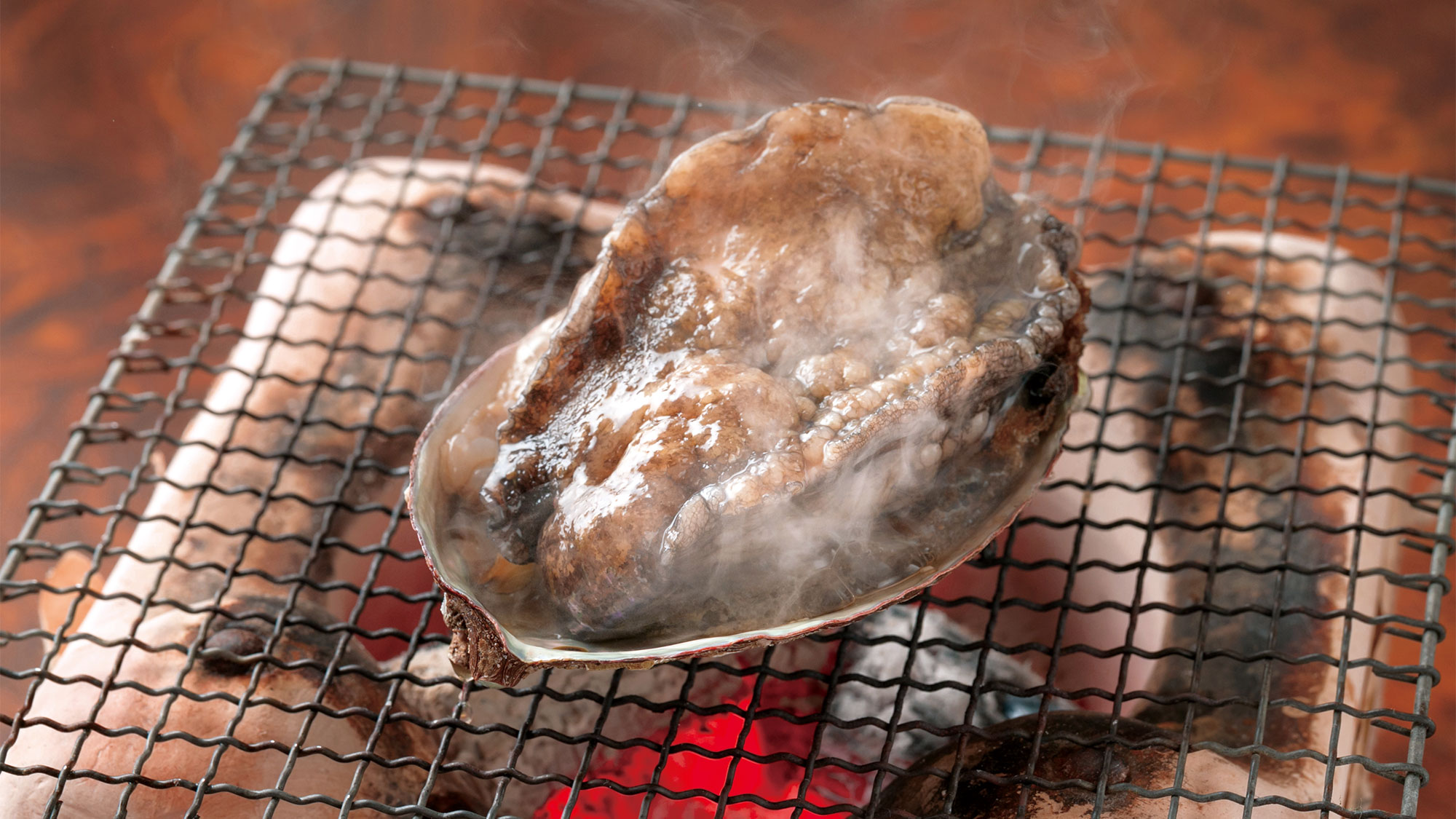 ・目の前で焼くあわびの踊り焼き。アツアツを頬張る至福のひと時をどうぞ