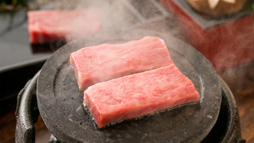 ・自慢の村上牛はシンプルに石焼きでどうぞ！お口の中でとろけます