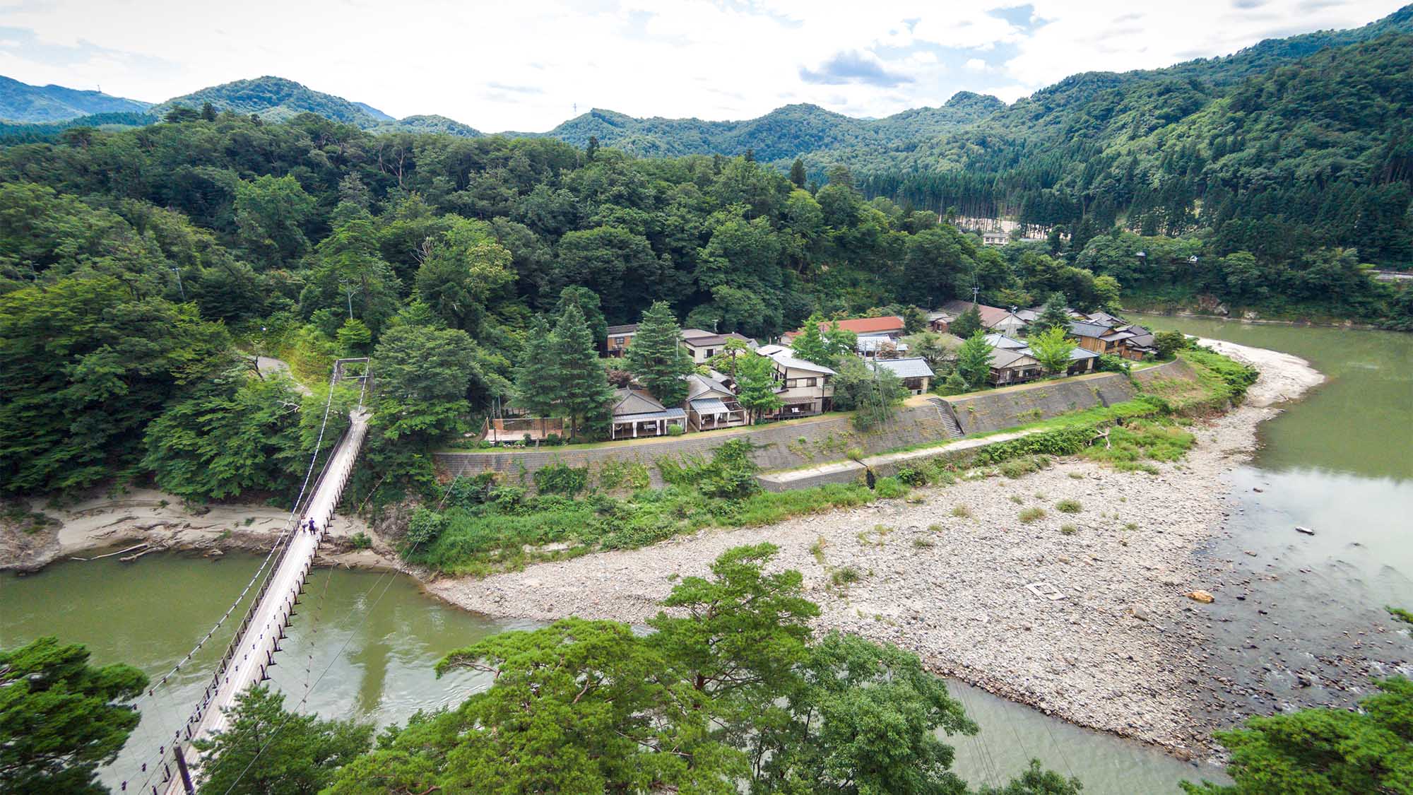 ・川沿いに建つ離れからは四季折々の風景をご覧いただけます