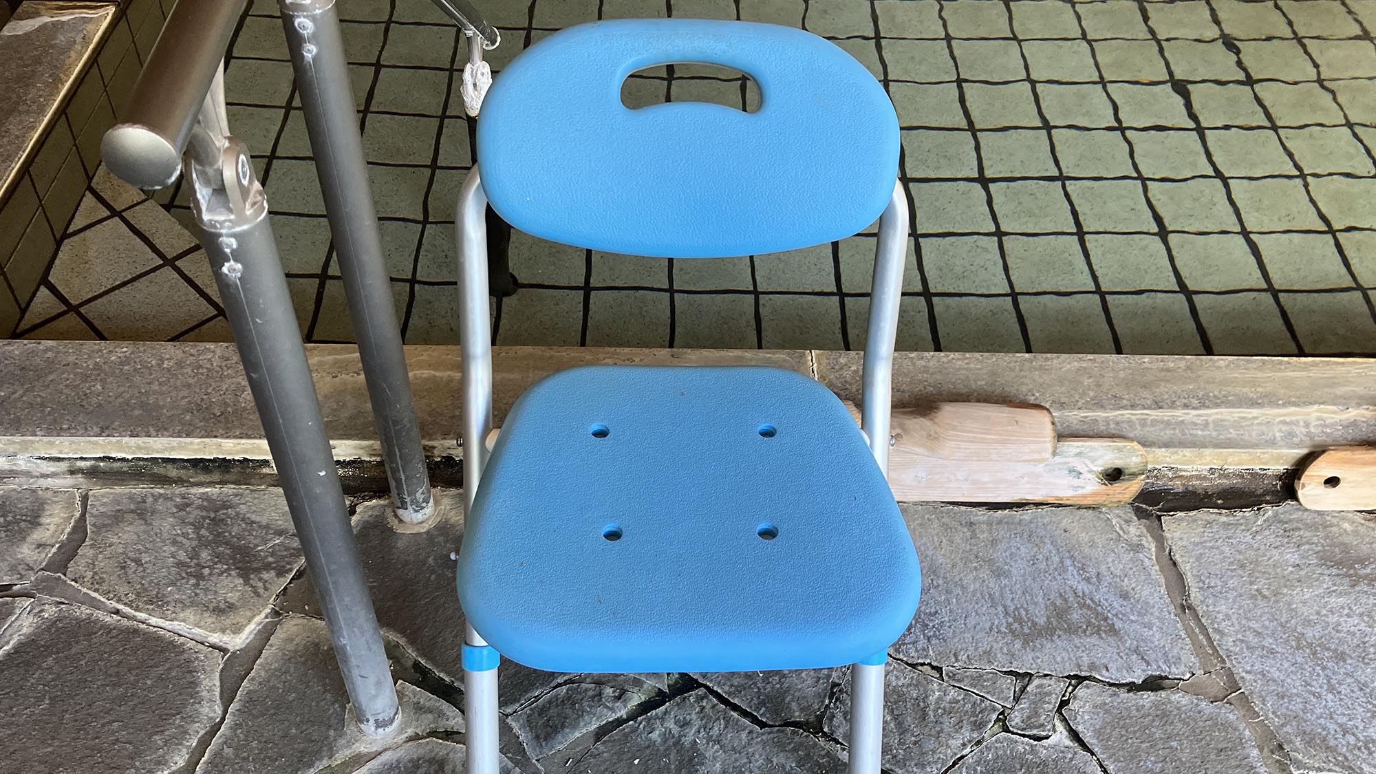 ・【バリアフリー】お風呂用の椅子を設置しています。