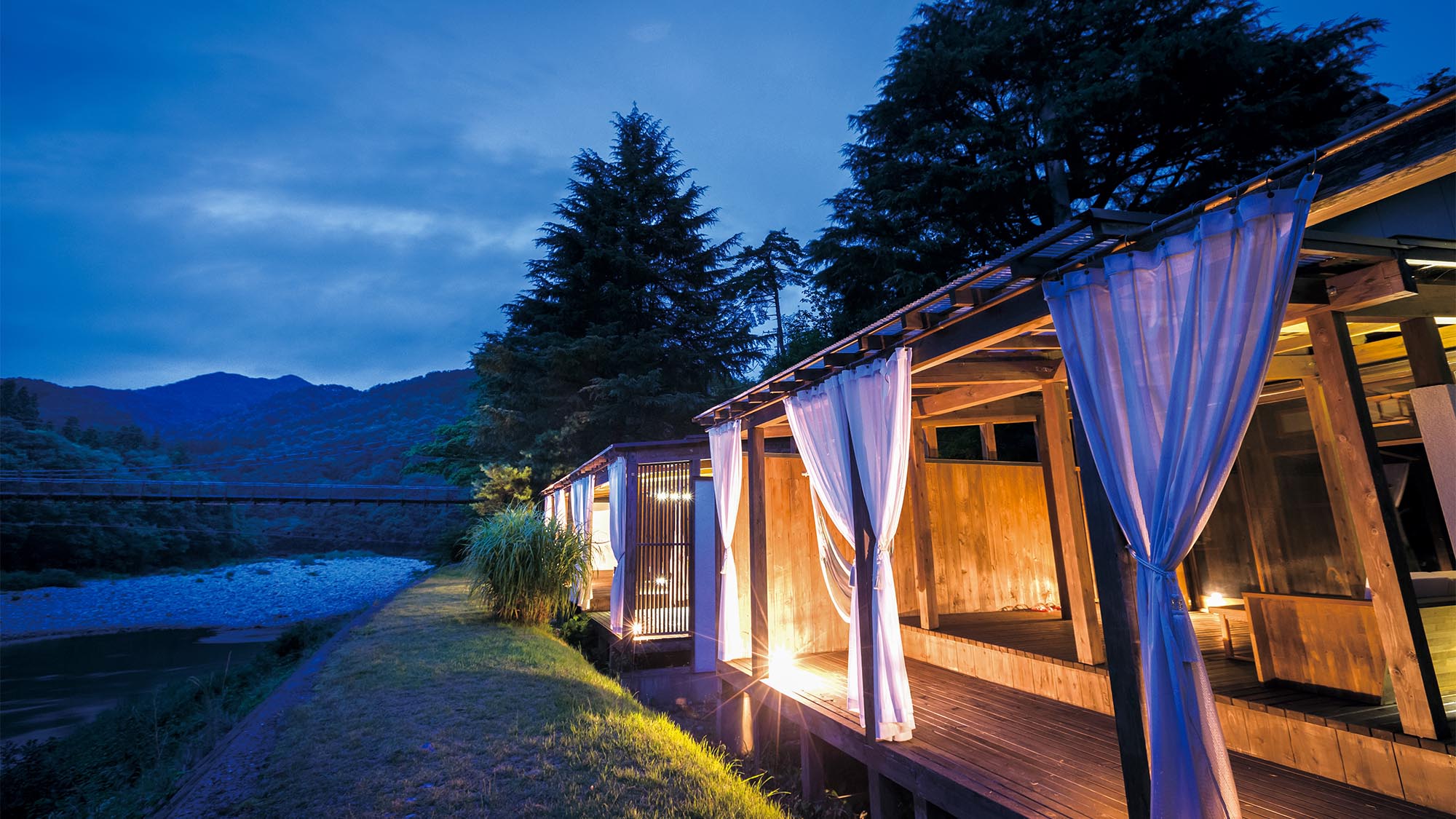 ・荒川に面した離れの外観