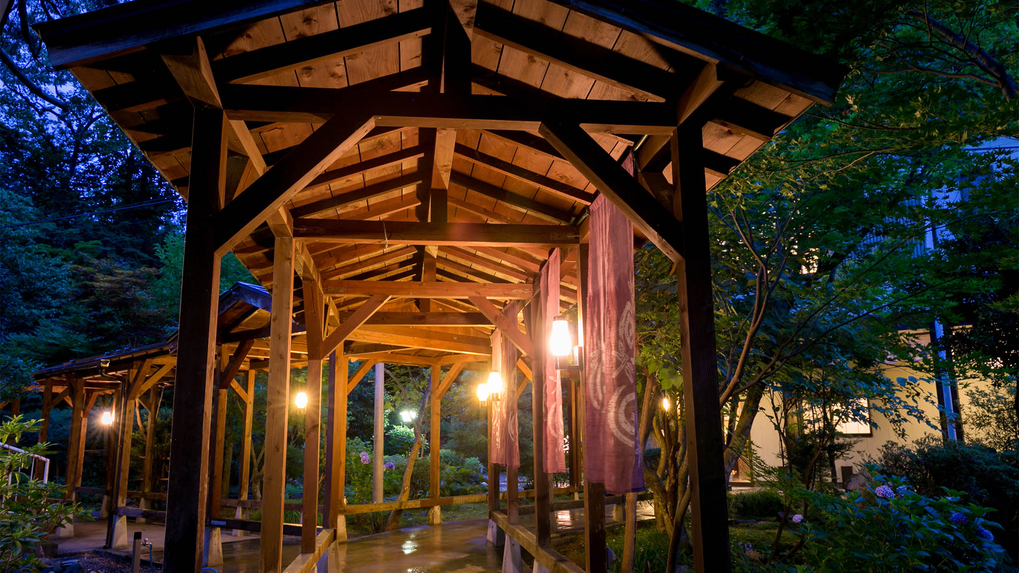 ・離れに通じる渡り廊下。屋根があるので雨の日も安心です