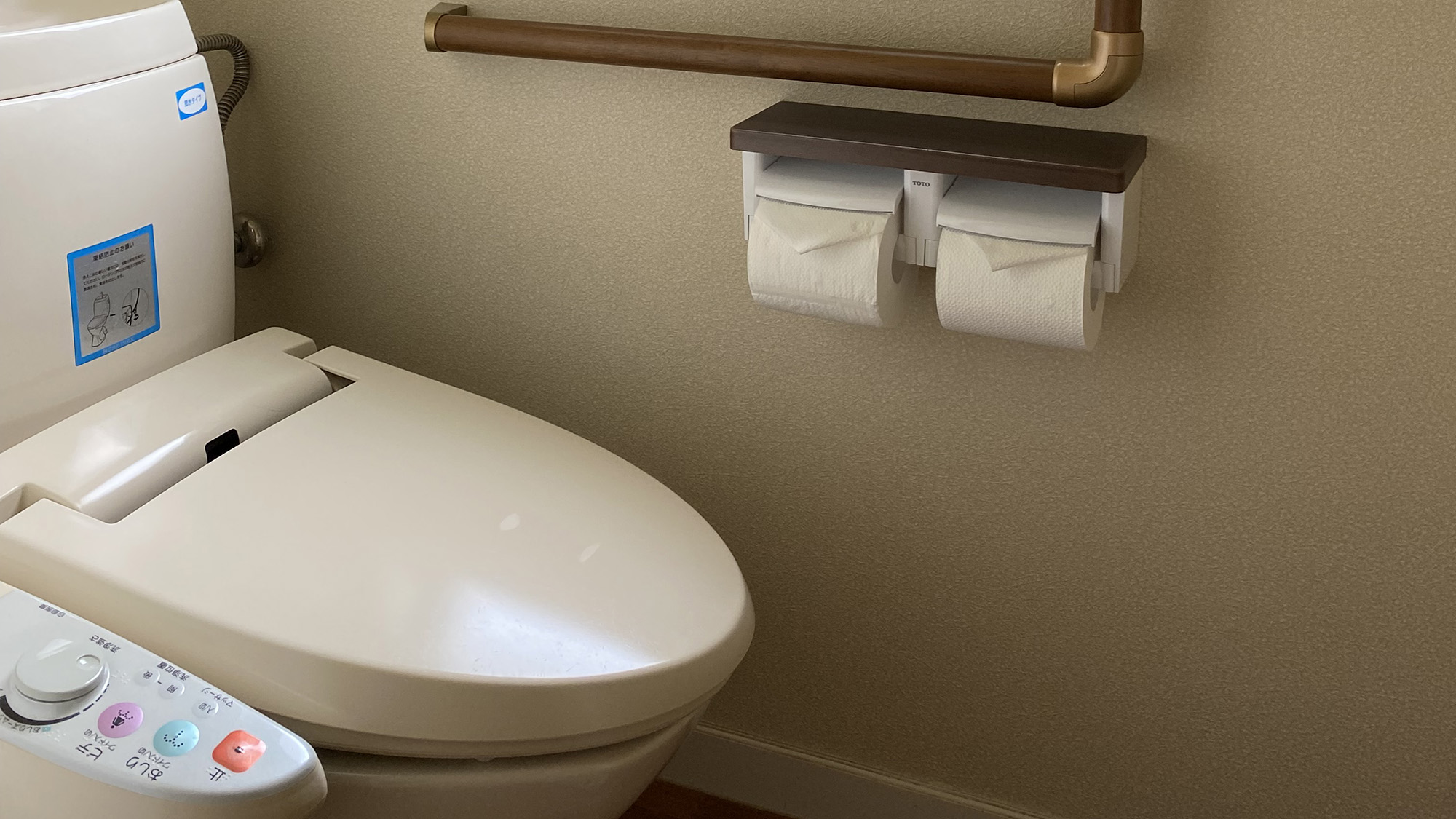 ・【バリアフリー】お手洗いの中にも手すりを設置しています。