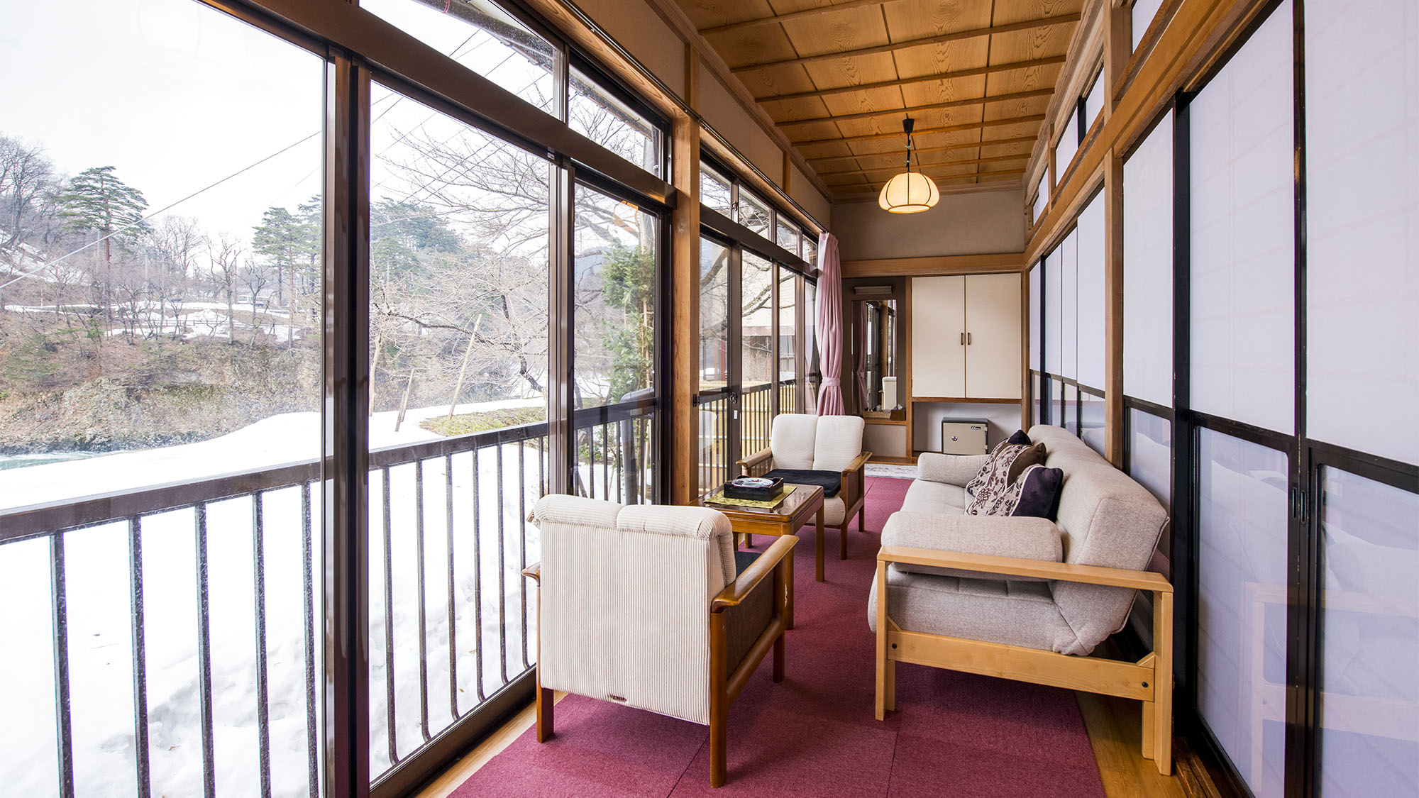 ・桜の荘：広いベランダから鷹の巣山の四季折々の表情をご覧ください