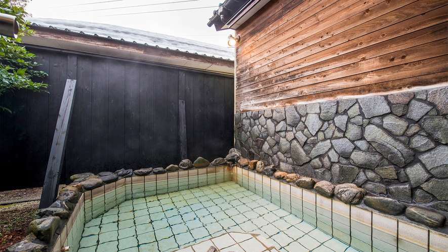 ・椿の荘：3名～4名でもゆったり入れる大きな露天風呂