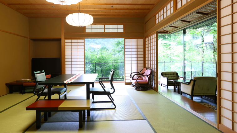 【迎賓館】「春曙紅」110平米　温泉露天風呂付和洋室／2面に広がる窓で開放的