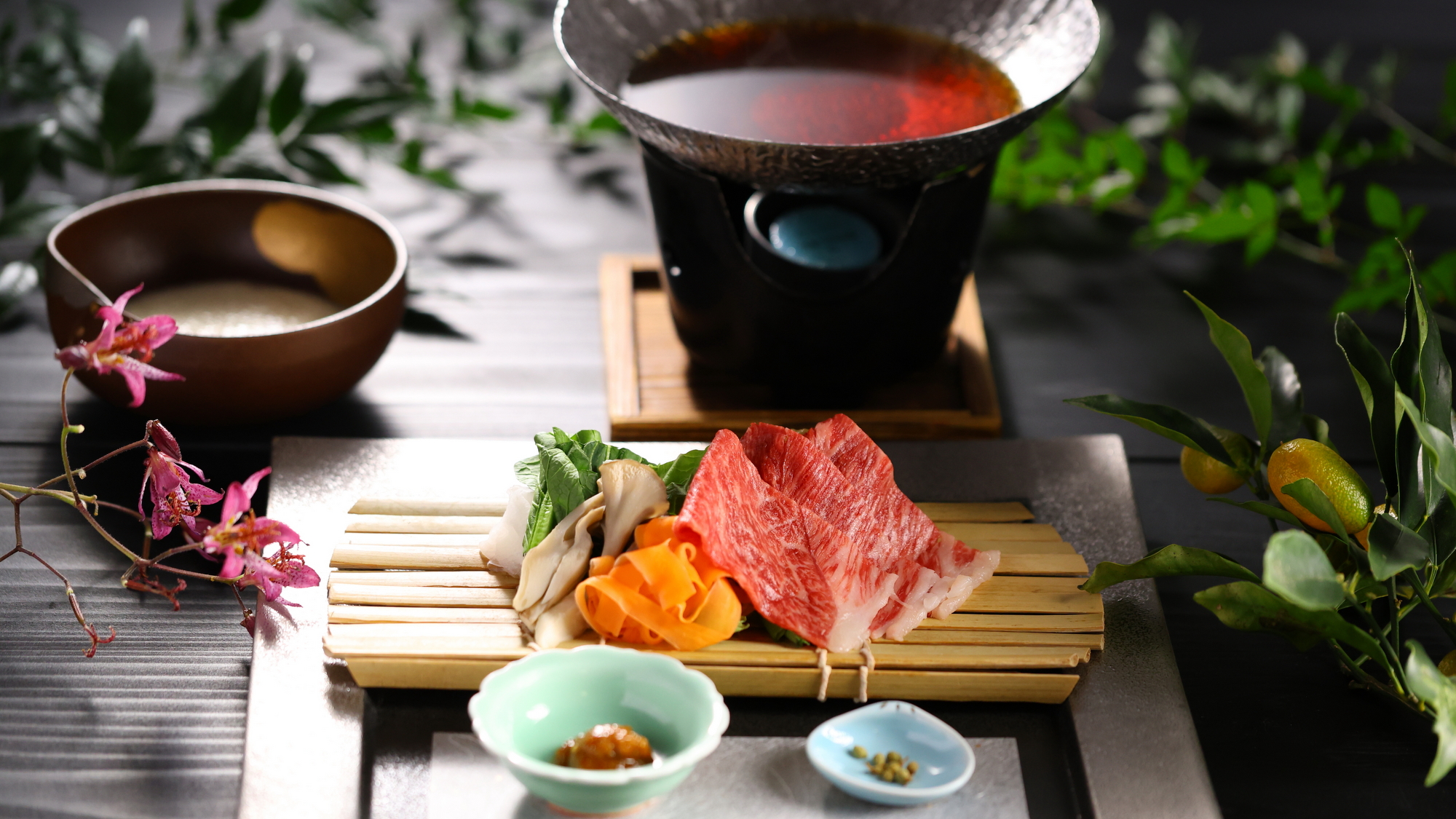 【2025冬】強肴／山形県産の米沢牛と寒中野菜鍋。体が温まる辛味噌と実山椒を薬味として