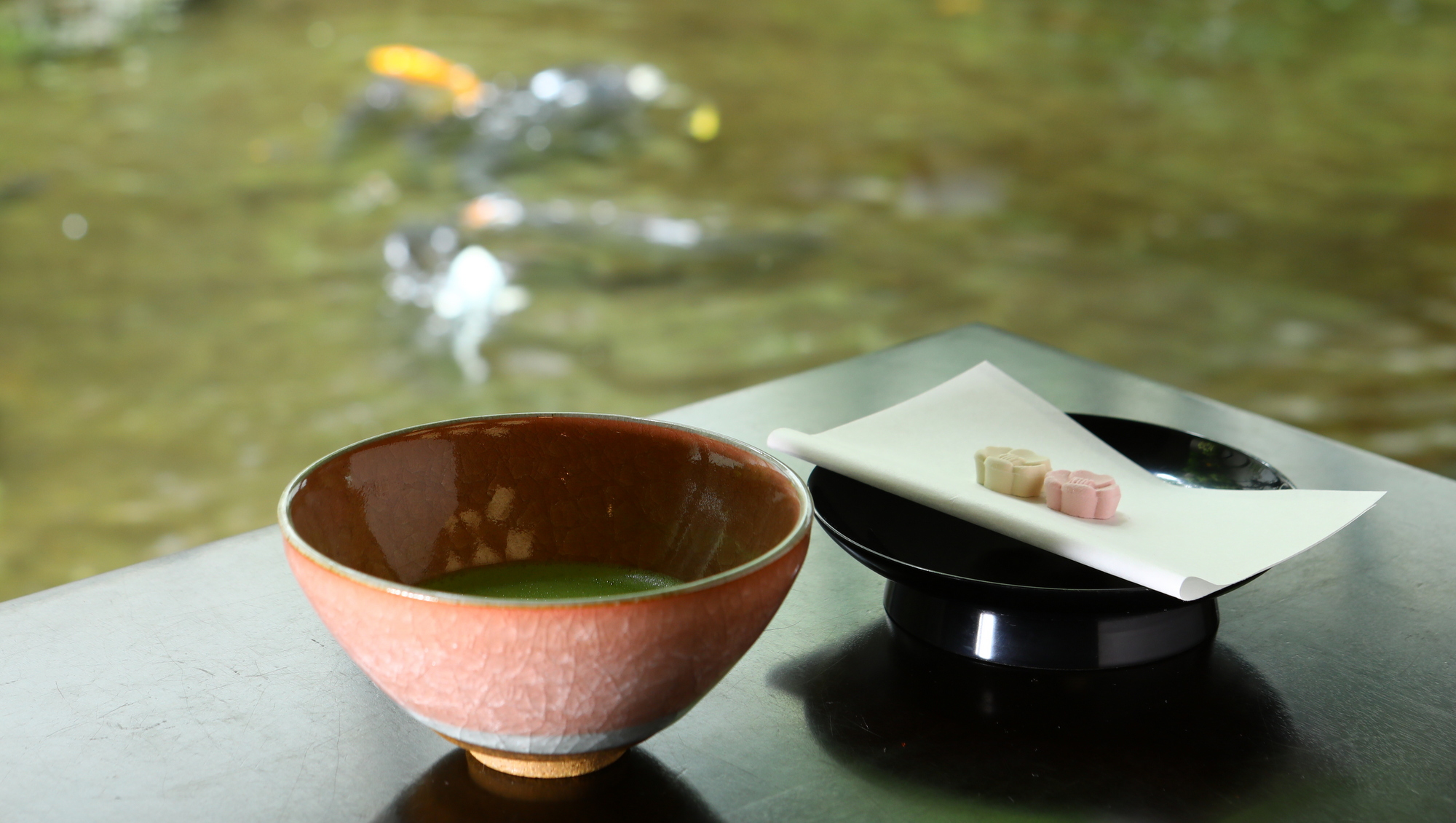 【フロントロビー】チェックイン時にはお抹茶と和三盆の和菓子でおもてなし