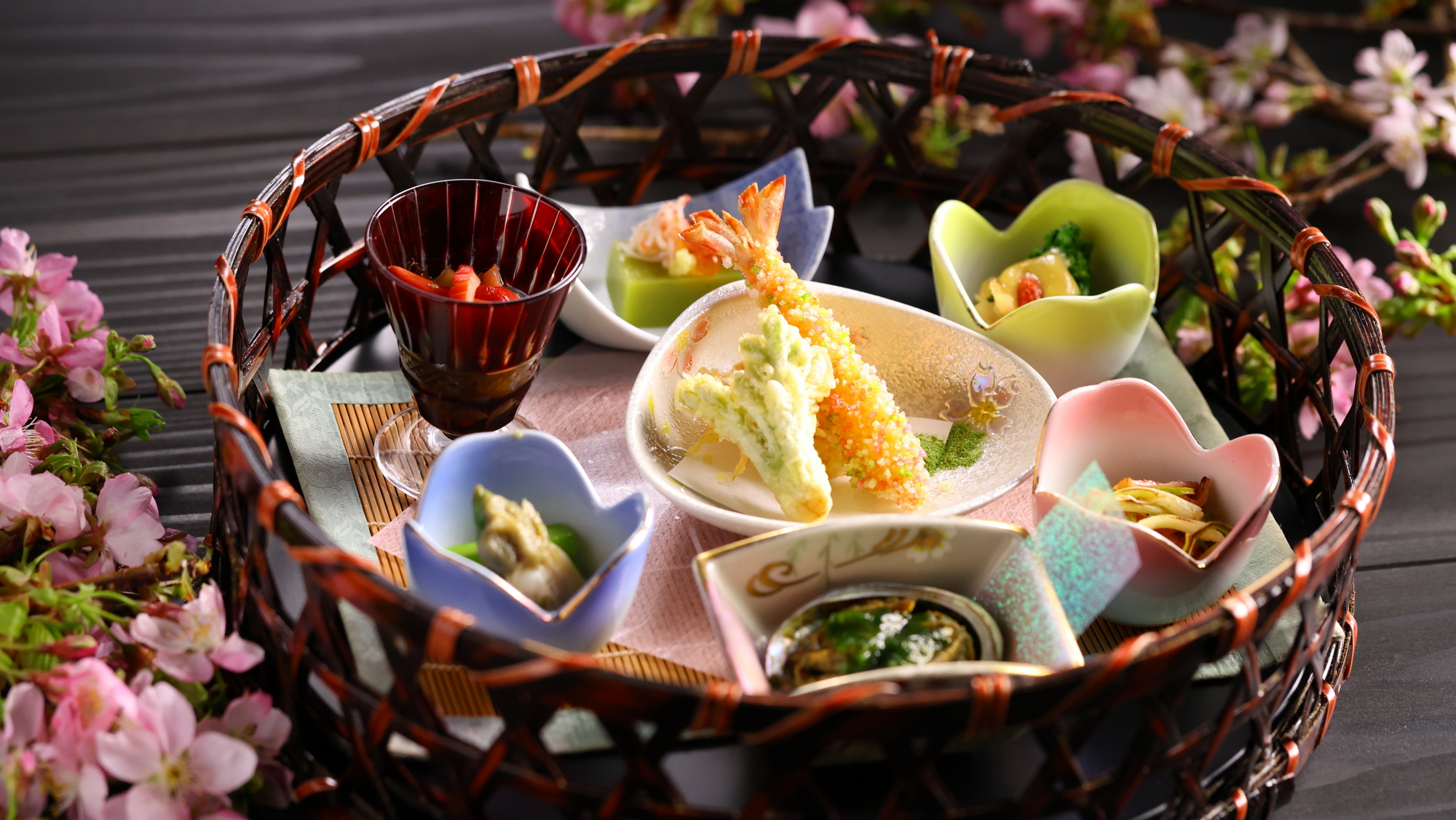 【2025春】前菜はタラの芽の天ぷらや浅利とアスパラのわらび餡和えなど春らしい7品