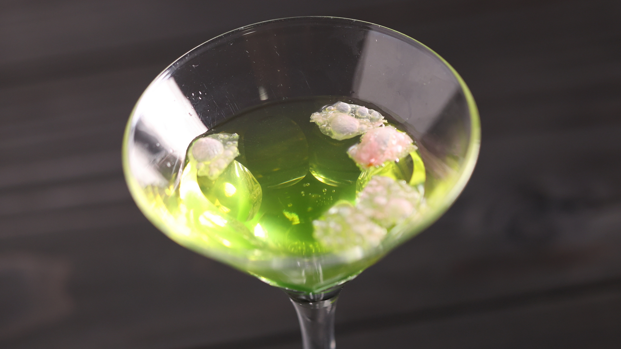 【2025春】食前酒「春の訪れ」はラムベースのすっきりとした味わい。花びら舞う春風をイメージ