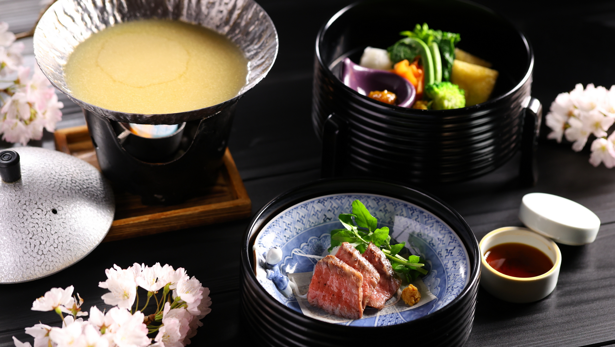 【2026春】強肴／黒毛和牛の叩き、白味噌仕立ての春野菜と山菜の鍋