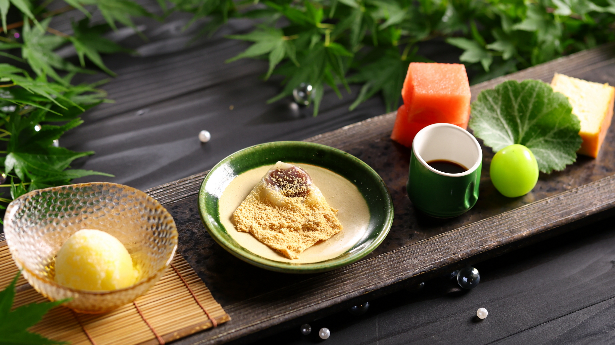 【2025夏】あたたかなきなこ餅やそのまま味わうシャインマスカットなど、オリジナリティあふれるデザー