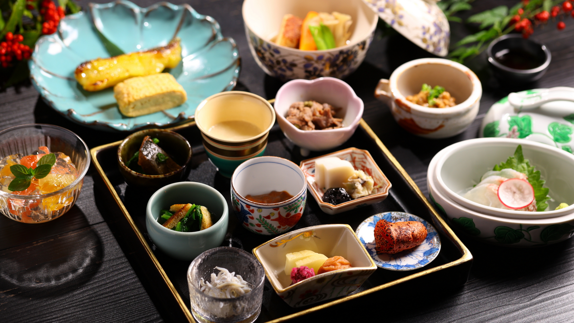 【朝食】お造りや西京焼き、出汁巻玉子など彩り豊かなご飯のお供。レモンジュレを掛けたフルーツの盛り合わ