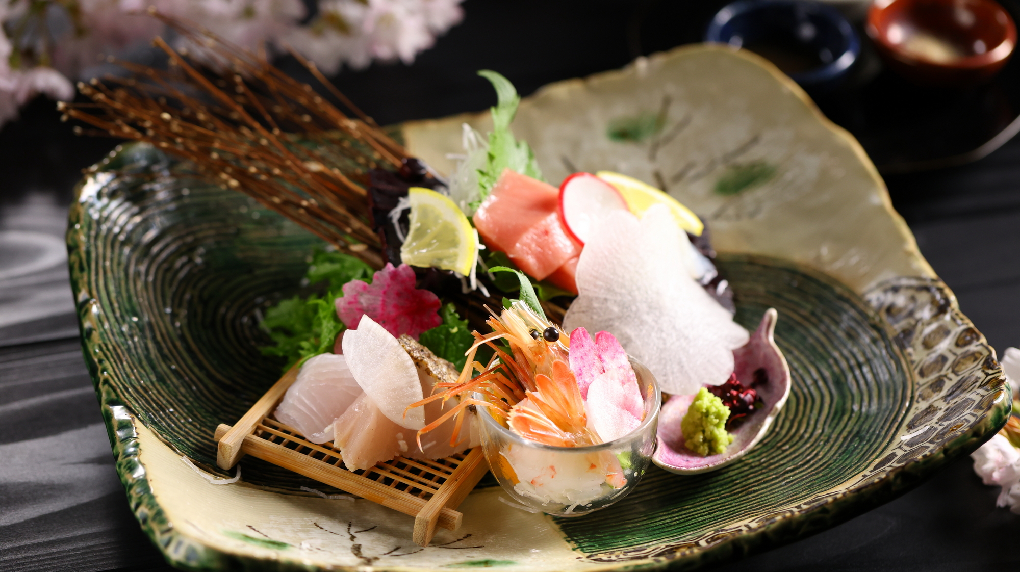 【2026春】造り／本鮪、紋甲イカ、ボタンエビ、鰆、カレイ～自家製つけたれ三種～