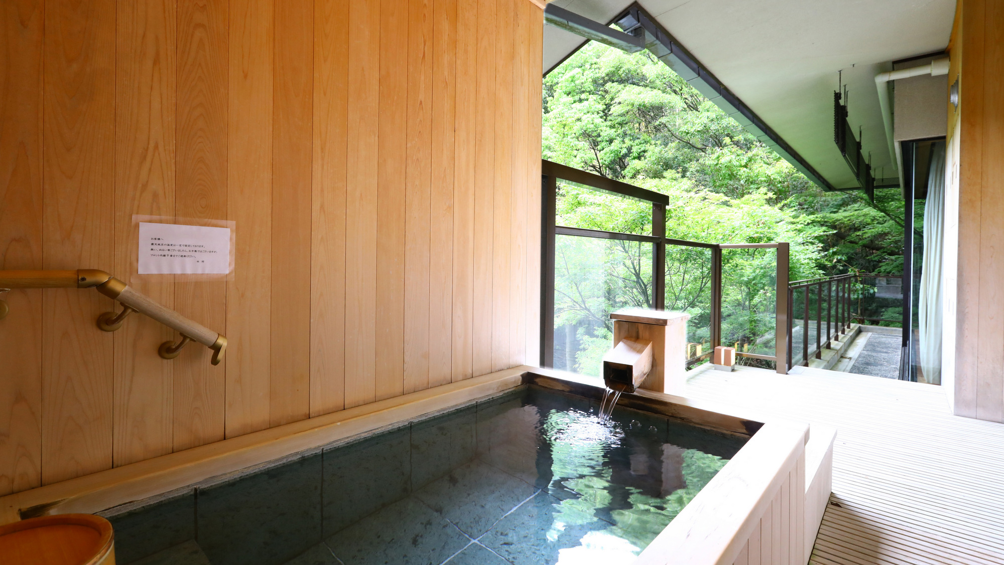 【迎賓館 春曙紅】温泉露天風呂ではせせらぎを聞きながらゆったりとしたお時間をお過ごしいただけます。