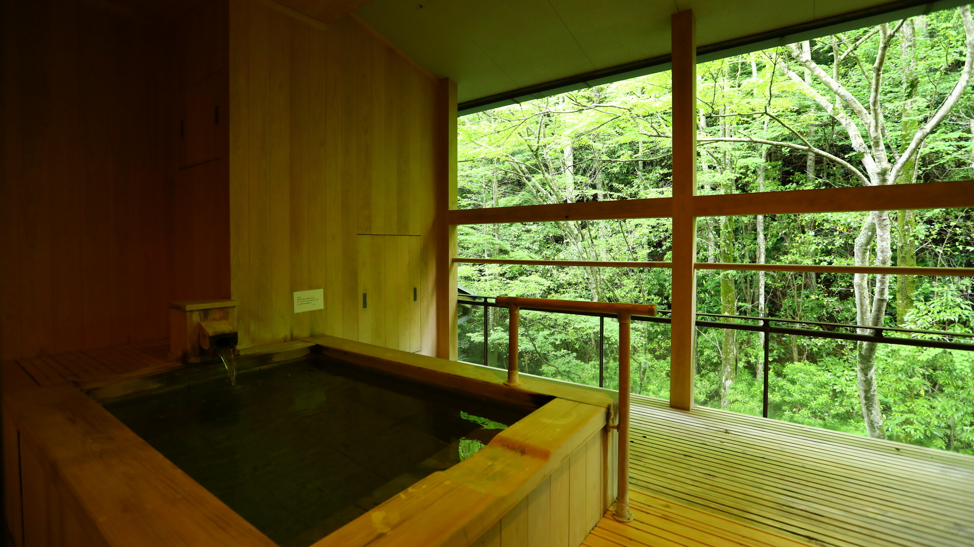 【迎賓館 花富貴】渓谷に面した温泉露天風呂は、自然の息吹を肌で感じられるお部屋となっております