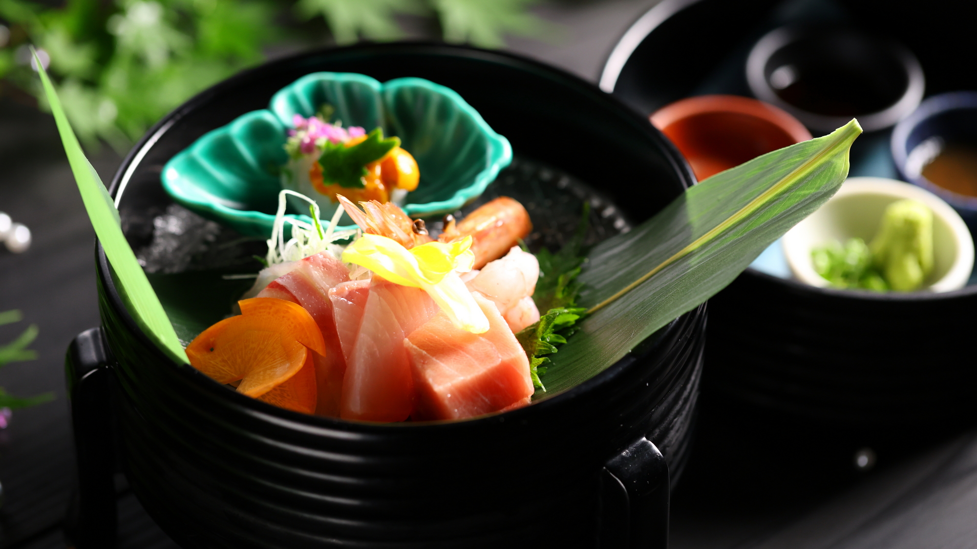 【2025夏】2段仕立てになったお造りには料理長おすすめの自家製つけだれ3種類を用意