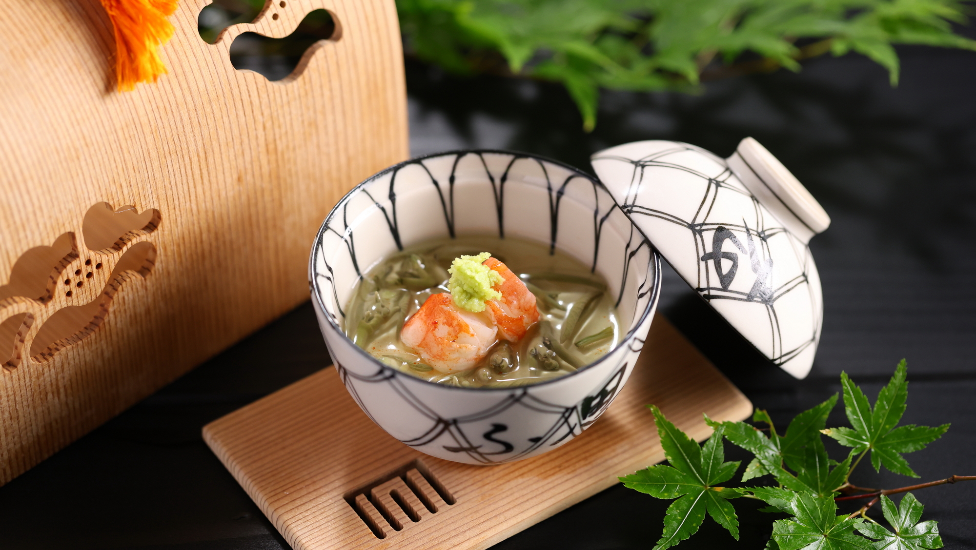 【2026夏】先付／重箱を模した器の中には「枝豆豆腐」をご用意。順才と赤海老を合わせて